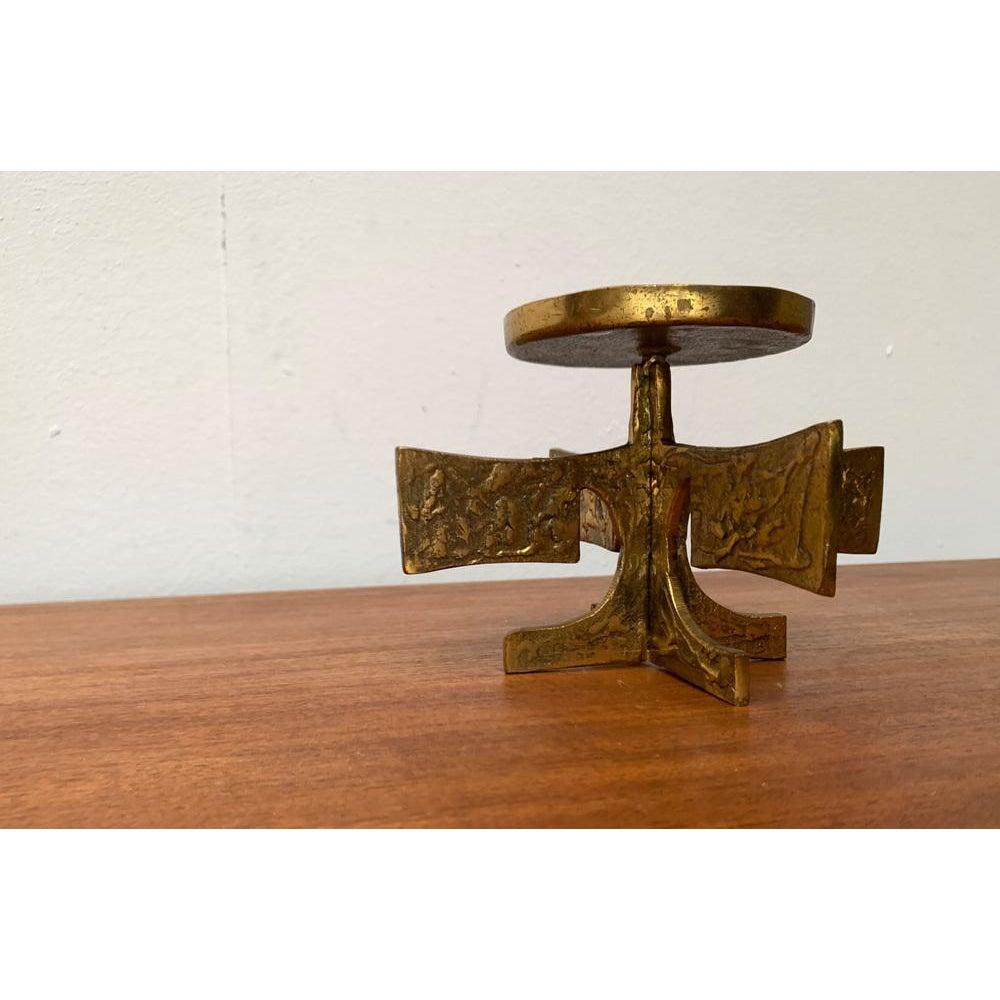 Brutalistischer Metall-Kerzenhalter aus der Jahrhundertmitte, 1960er Jahre, in sehr gutem Zustand. Entworfen 1960 bis 1969.

Zusätzliche Informationen:
MATERIALIEN: Metall
Stil: Brutalistisch
Farbe: Gold
Artikel Typ: Vintage, antik oder aus