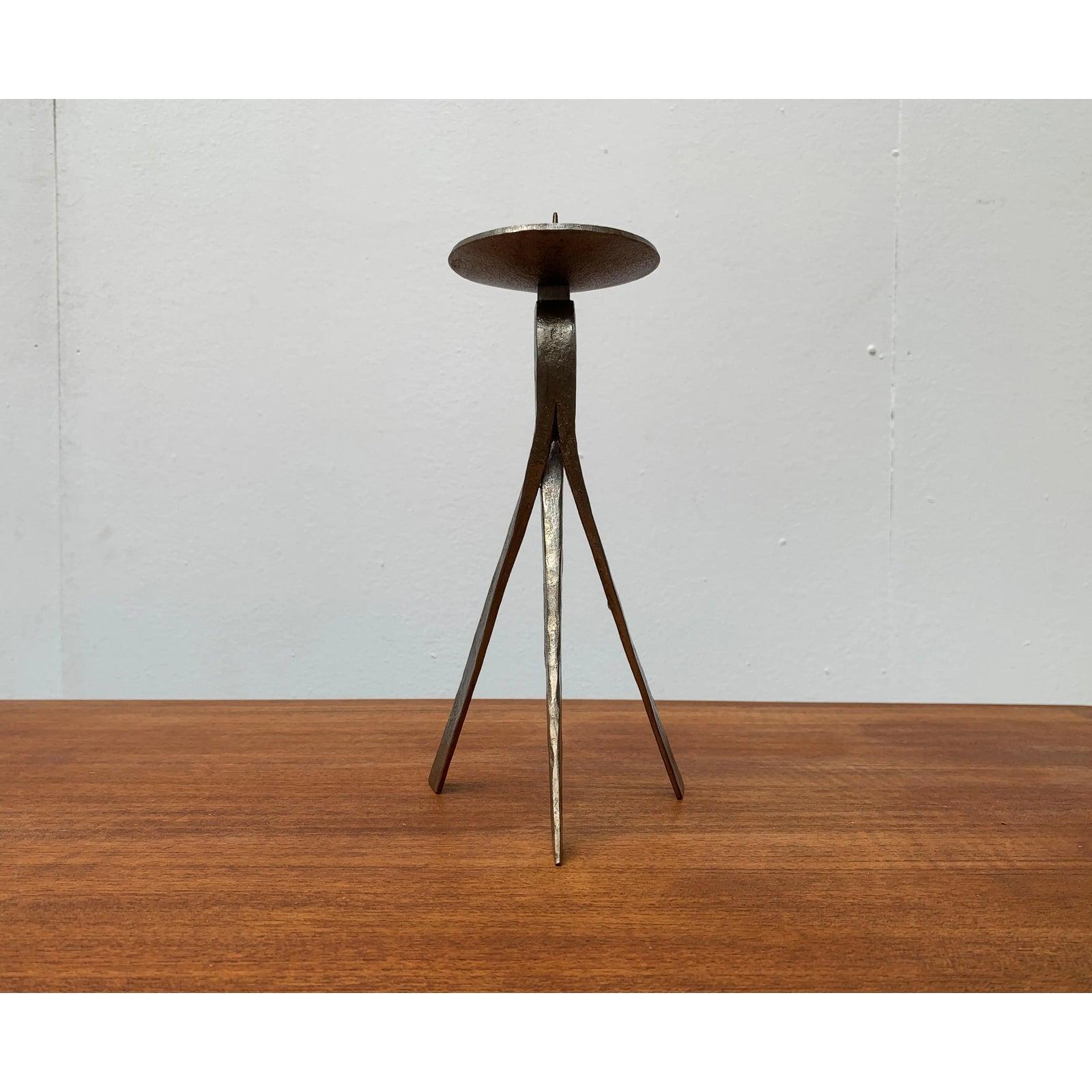Eleganter, schlanker, brutalistischer Kerzenständer, handgefertigt aus Metall. Gekennzeichnet mit WN.

Zusätzliche Informationen:
MATERIALIEN: Metall
Farbe: Silber
Stile: Brutalismus, Moderne Mitte des Jahrhunderts
Zeitraum: 1960s
Artikel Typ: