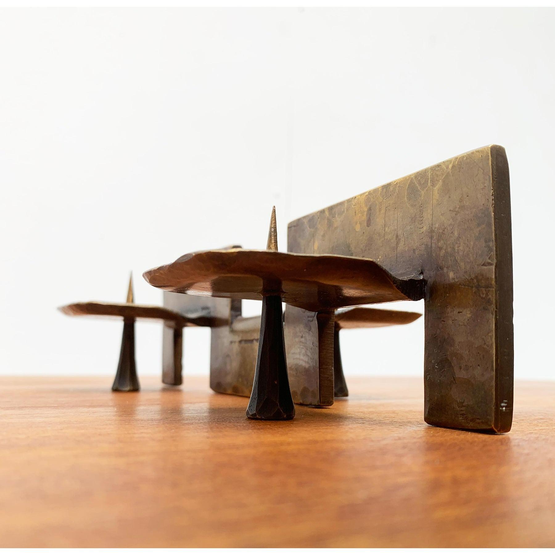 Brutalistischer Metall-Kerzenhalter aus der Mitte des Jahrhunderts, in sehr gutem Zustand. Entworfen 1960 bis 1969.

Zusätzliche Informationen:
MATERIAL: Metall
Farbe: Braun
Stile: Brutalismus, Moderne Mitte des Jahrhunderts
Zeitraum: 1960s
Artikel