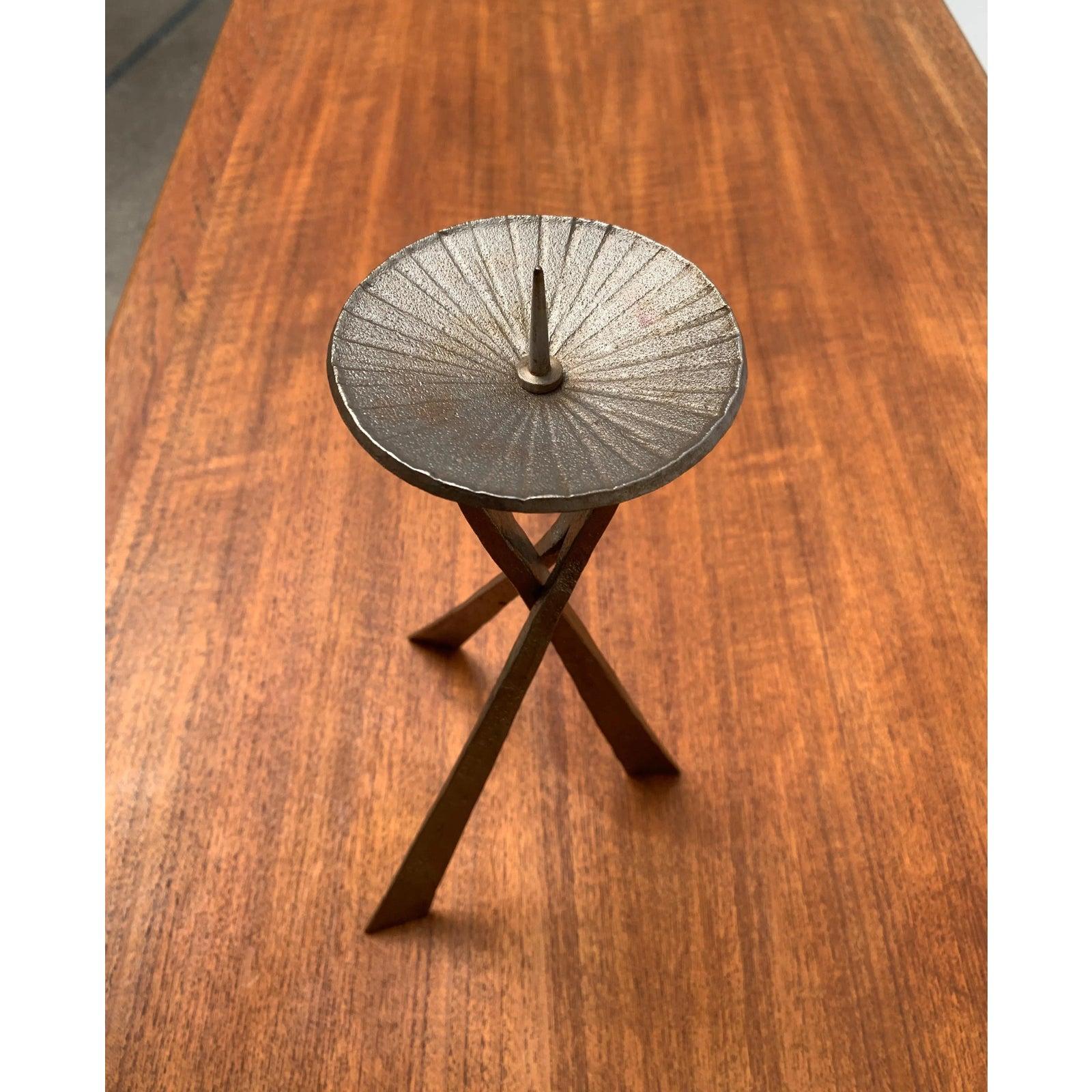 Brutalistischer Metall-Kerzenhalter aus der Jahrhundertmitte 1960er Jahre (Brutalismus) im Angebot