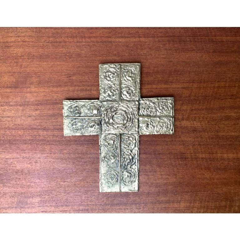 Escultura Brutalista de mediados de siglo en forma de cruz de metal Sakral, años 60 en venta 4
