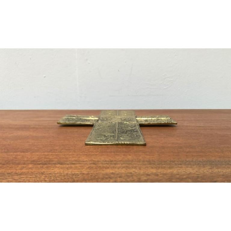 Escultura Brutalista de mediados de siglo en forma de cruz de metal Sakral, años 60 siglo XX en venta
