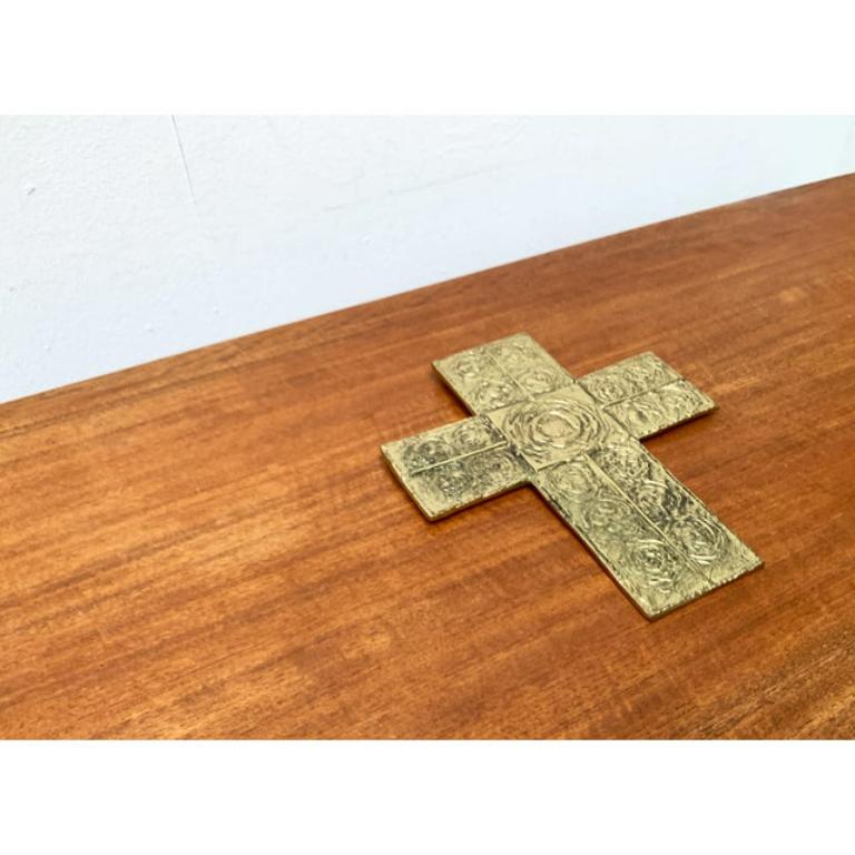 Escultura Brutalista de mediados de siglo en forma de cruz de metal Sakral, años 60 en venta 3