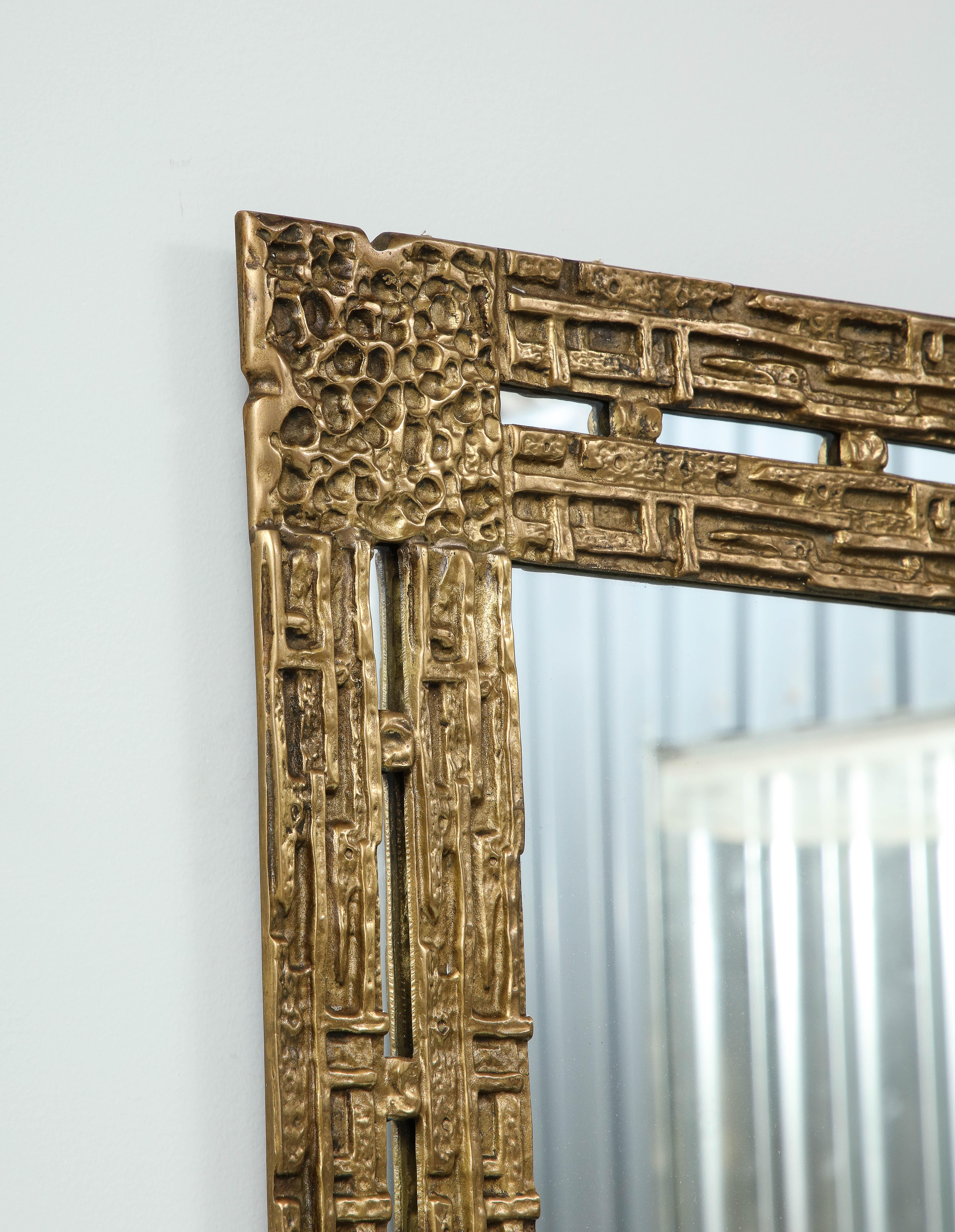Dieser brutalistische Spiegel hat die Ästhetik der 80er Jahre. Der Rahmen ist aus Messing und hat ein skulpturales Design. 