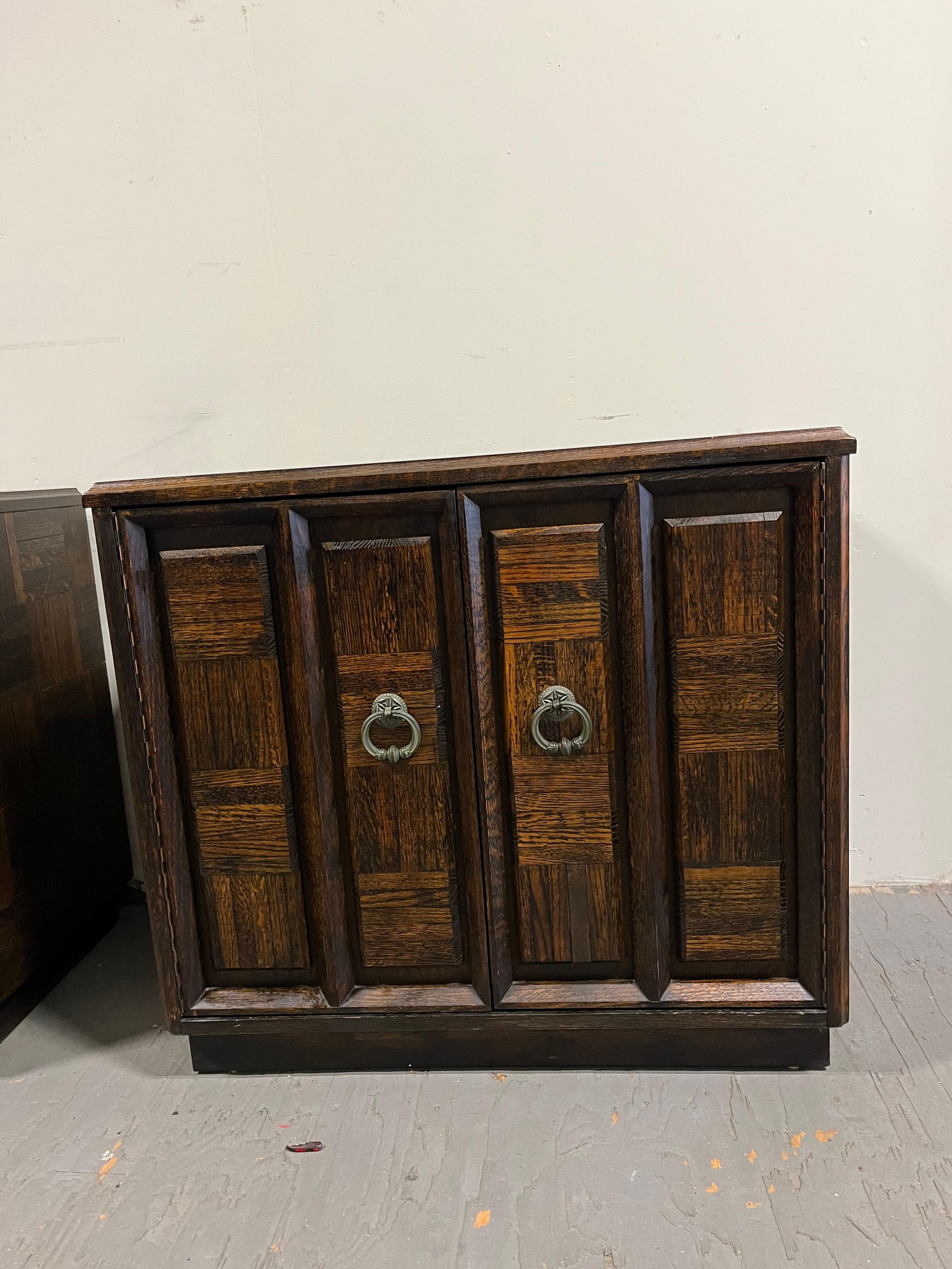 Bibliothèques en Oak Oak brutalistes du milieu du siècle Bon état - En vente à W Allenhurst, NJ