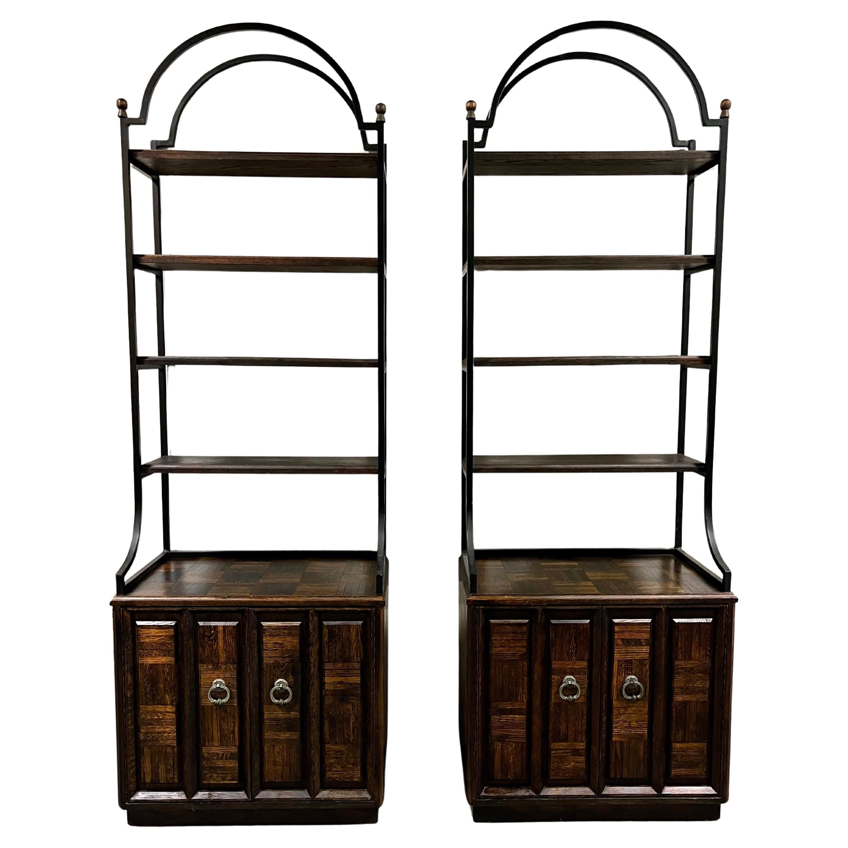 Librerie brutaliste di metà secolo in Oak scolpito