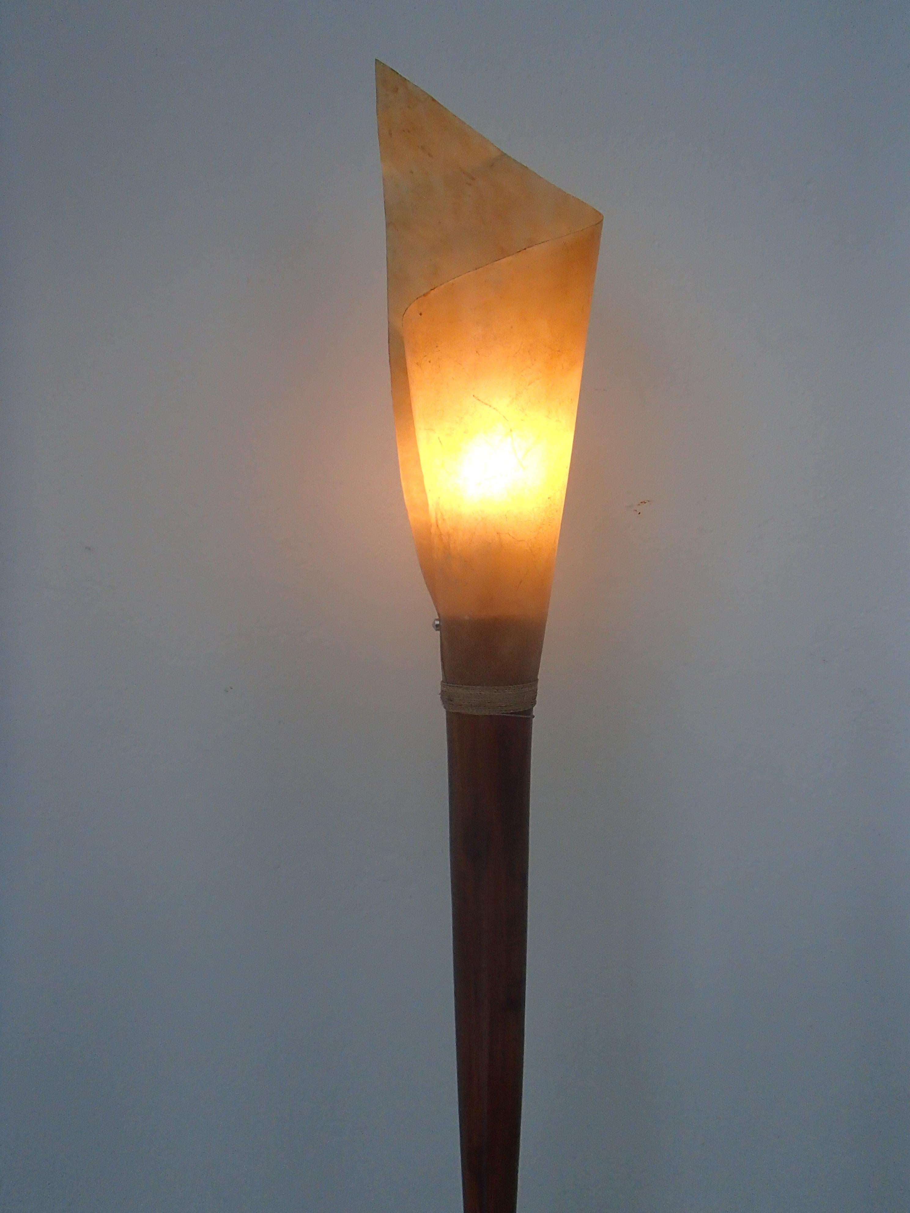 Midcentury Brutalist Pair Handmade Stehlampen Holz und gerollte Haut Schirme im Angebot 5