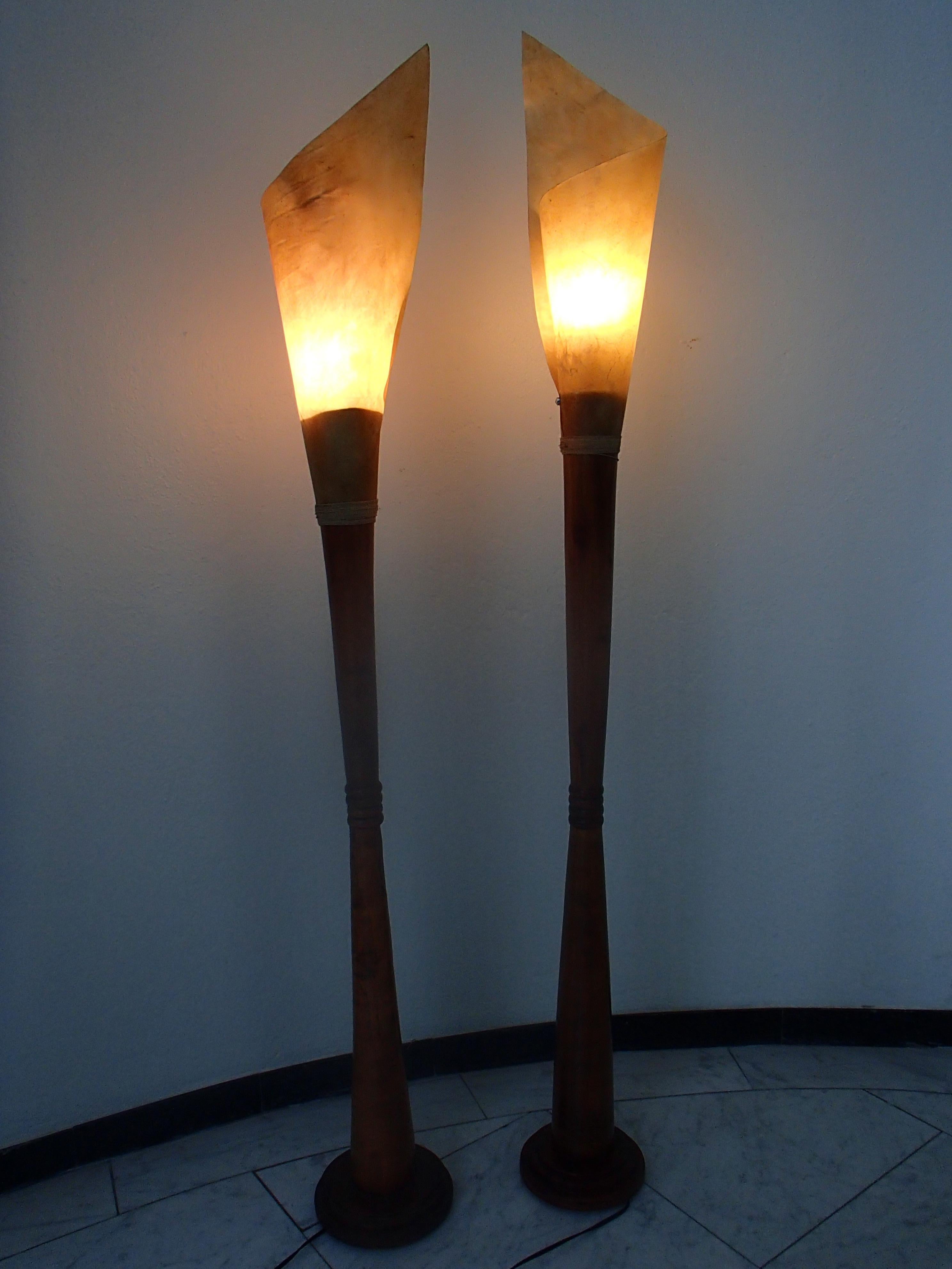 Midcentury Brutalist Pair Handmade Stehlampen Holz und gerollte Haut Schirme im Angebot 10
