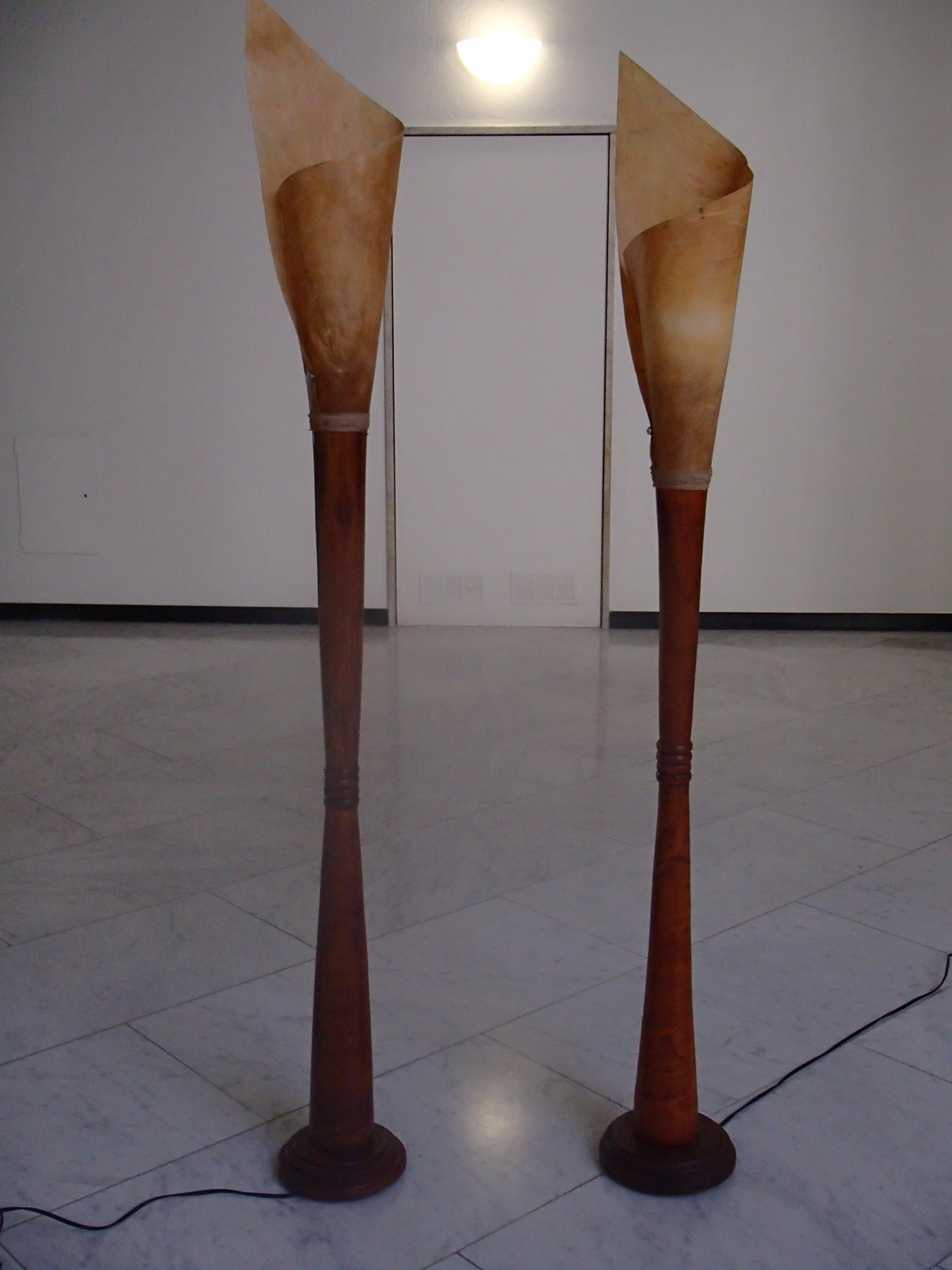 Mid-Century Modern Paar handgefertigte Stehlampen Holz und gerollt Haut Schirme. Sie sind leicht unterschiedlich, da sie handgefertigt sind. Der eine ist 180 cm, der andere 175 cm hoch.