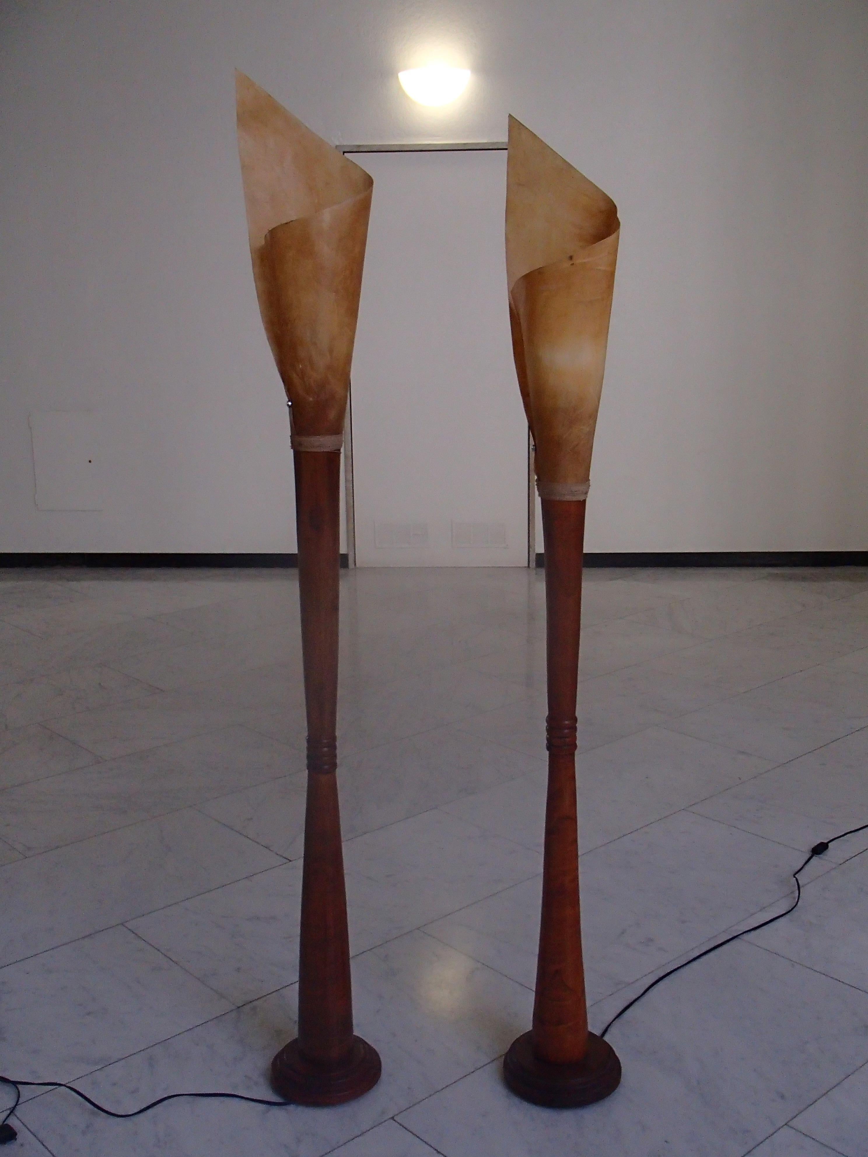Midcentury Brutalist Pair Handmade Stehlampen Holz und gerollte Haut Schirme (Moderne der Mitte des Jahrhunderts) im Angebot
