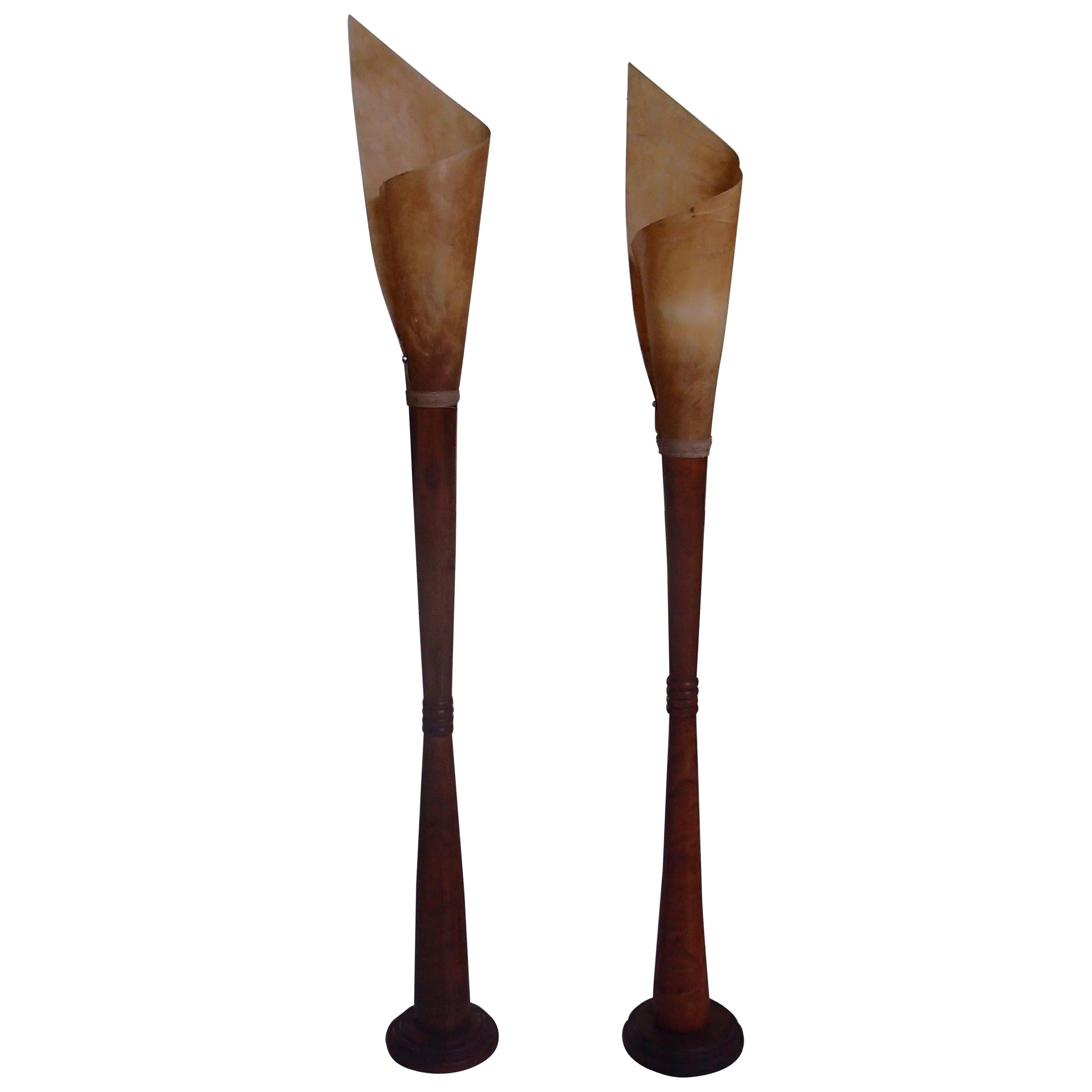 Midcentury Brutalist Pair Handmade Stehlampen Holz und gerollte Haut Schirme im Angebot