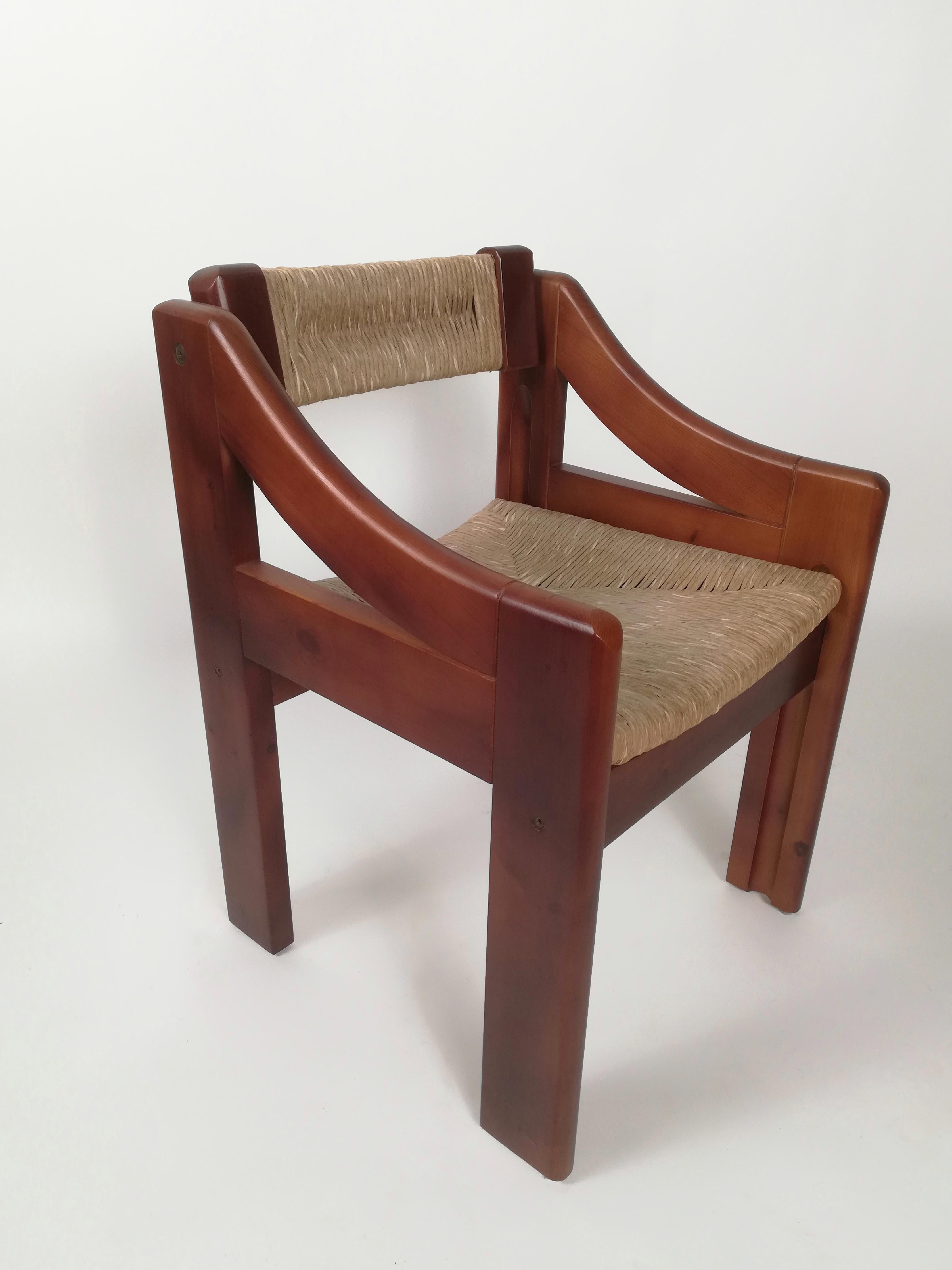 Ces 4 chaises faites de pin massif et de bois de paille s'inspirent des séances populaires de la tradition rurale italienne, ainsi que du modèle 