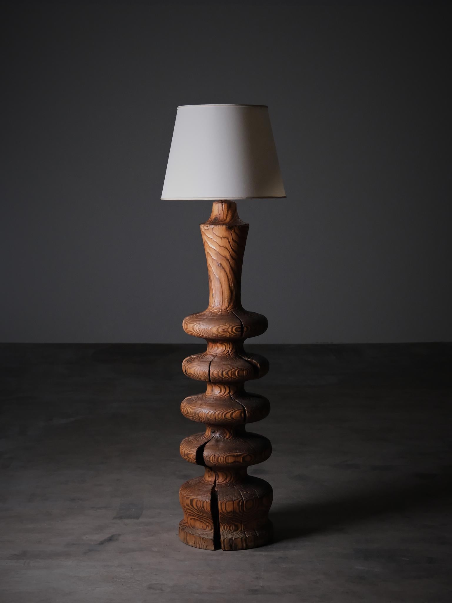 Diese skulpturale Stehleuchte ist ein seltenes Beispiel für brutalistisches Design aus Dänemark aus der Mitte des Jahrhunderts. Die kühne, organische Form aus massivem Kiefernholz hebt die natürliche Maserung, Risse und Unvollkommenheiten des Holzes