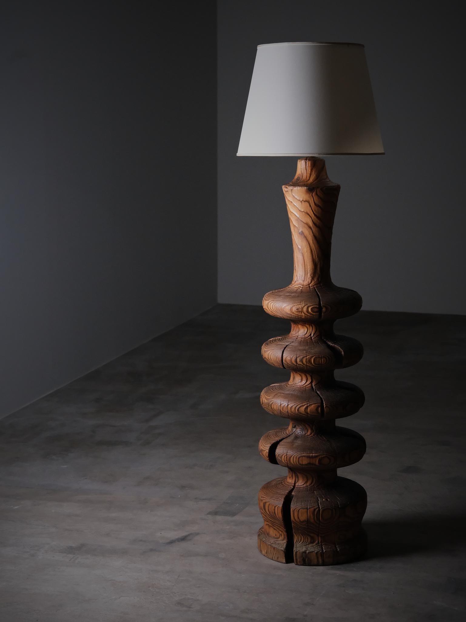 Stehlampe aus brutalistischer Kiefer, Dänemark, 1950/60er Jahre (Skandinavische Moderne) im Angebot