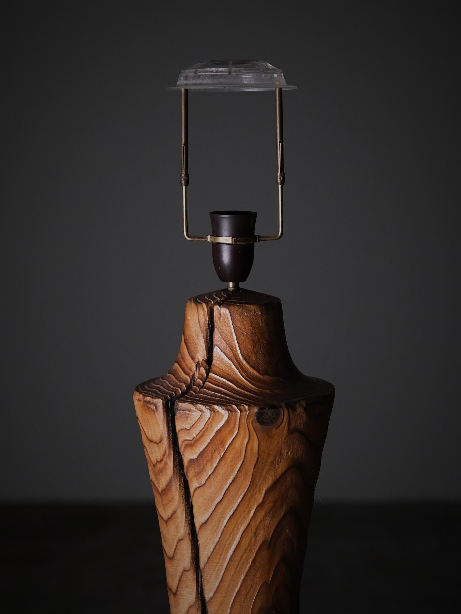 Stehlampe aus brutalistischer Kiefer, Dänemark, 1950/60er Jahre im Zustand „Gut“ im Angebot in Eskilstuna, SE
