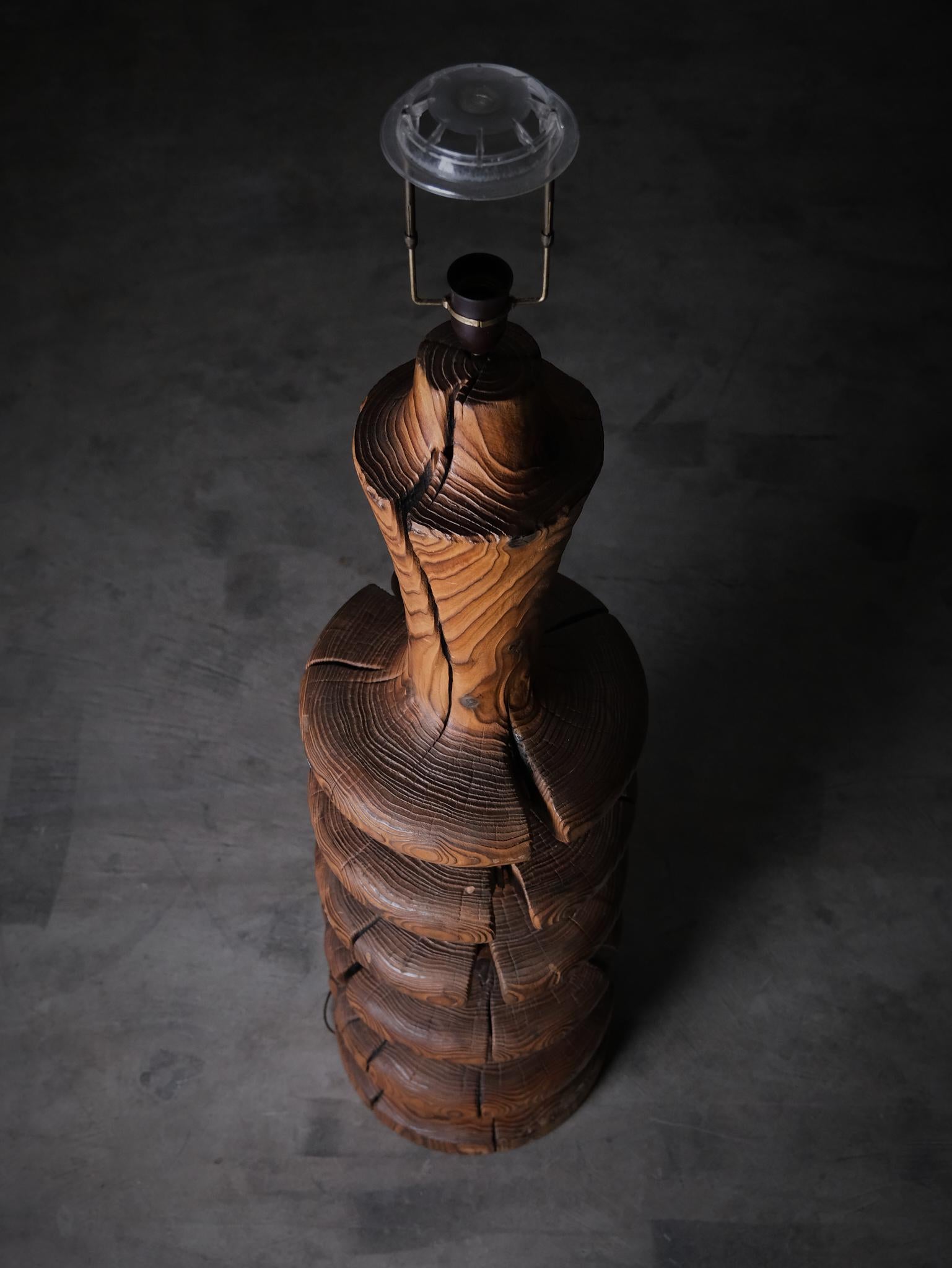 Stehlampe aus brutalistischer Kiefer, Dänemark, 1950/60er Jahre (20. Jahrhundert) im Angebot