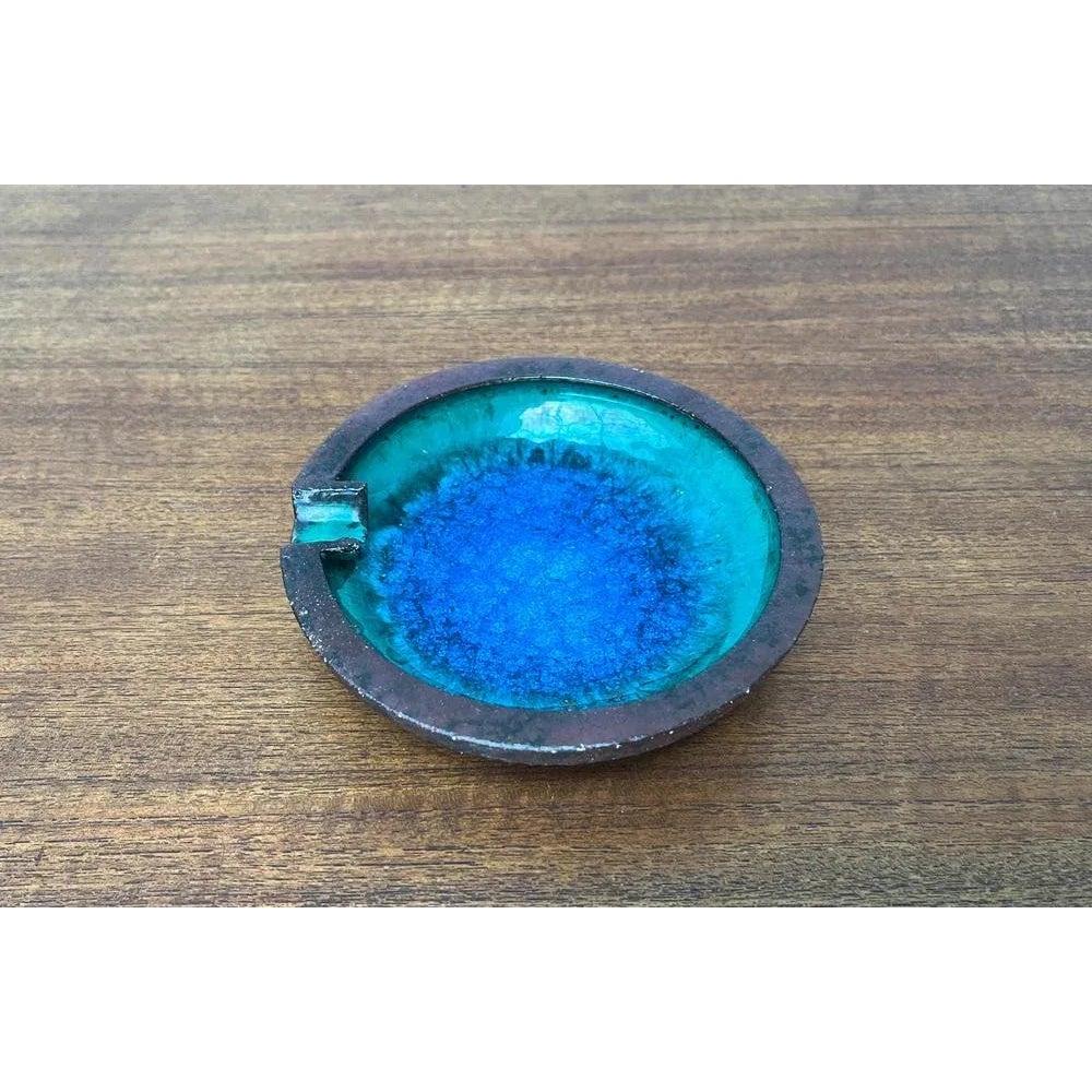 Cenicero o cuenco de cerámica de Studio Pottery alemán brutalista de mediados de siglo de Gerhard Liebenthron, años 60, 1968, en muy buen estado. Diseñado de 1960 a 1969 Esta pieza tiene una marca de atribución.

Más información:
Material: