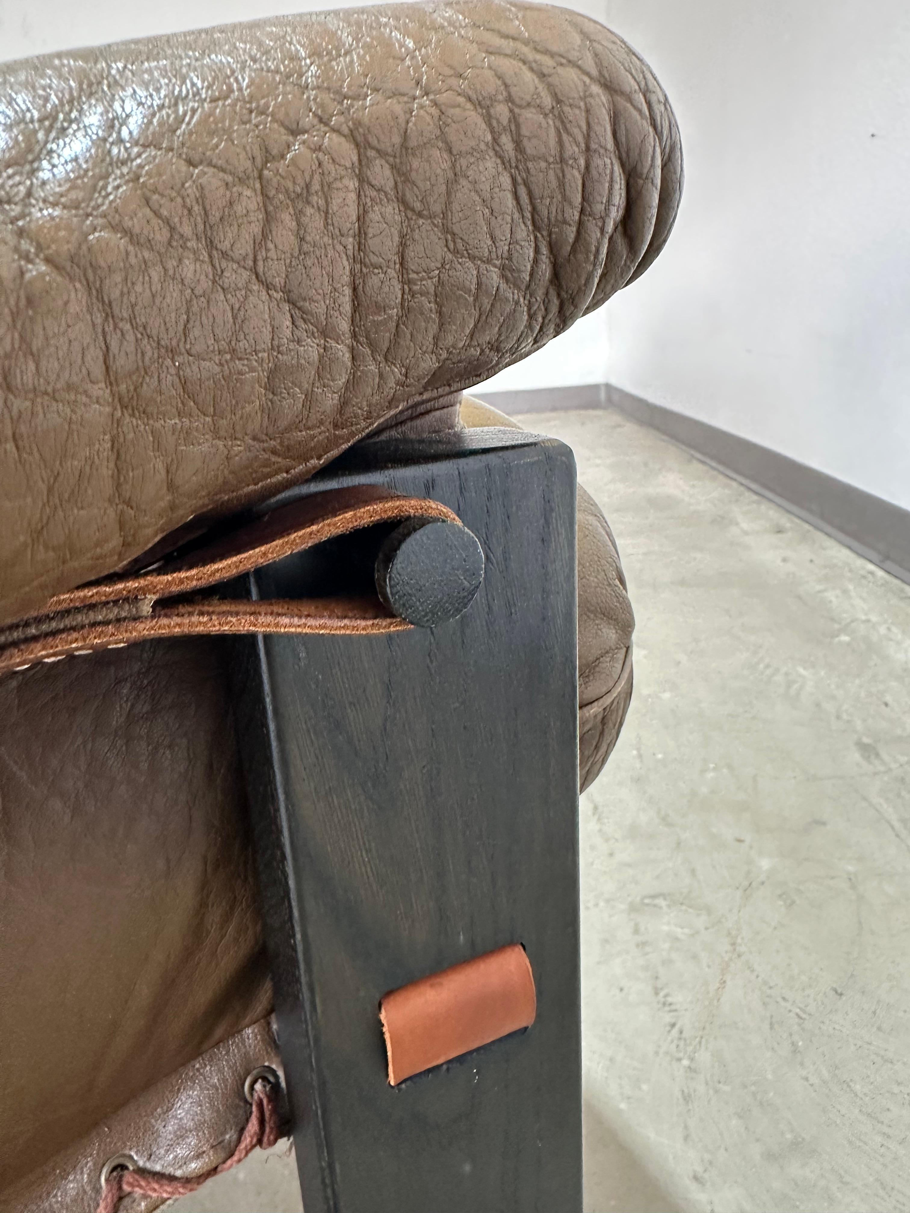 Causeuse scandinave brutaliste du milieu du siècle en chêne et cuir en vente 2