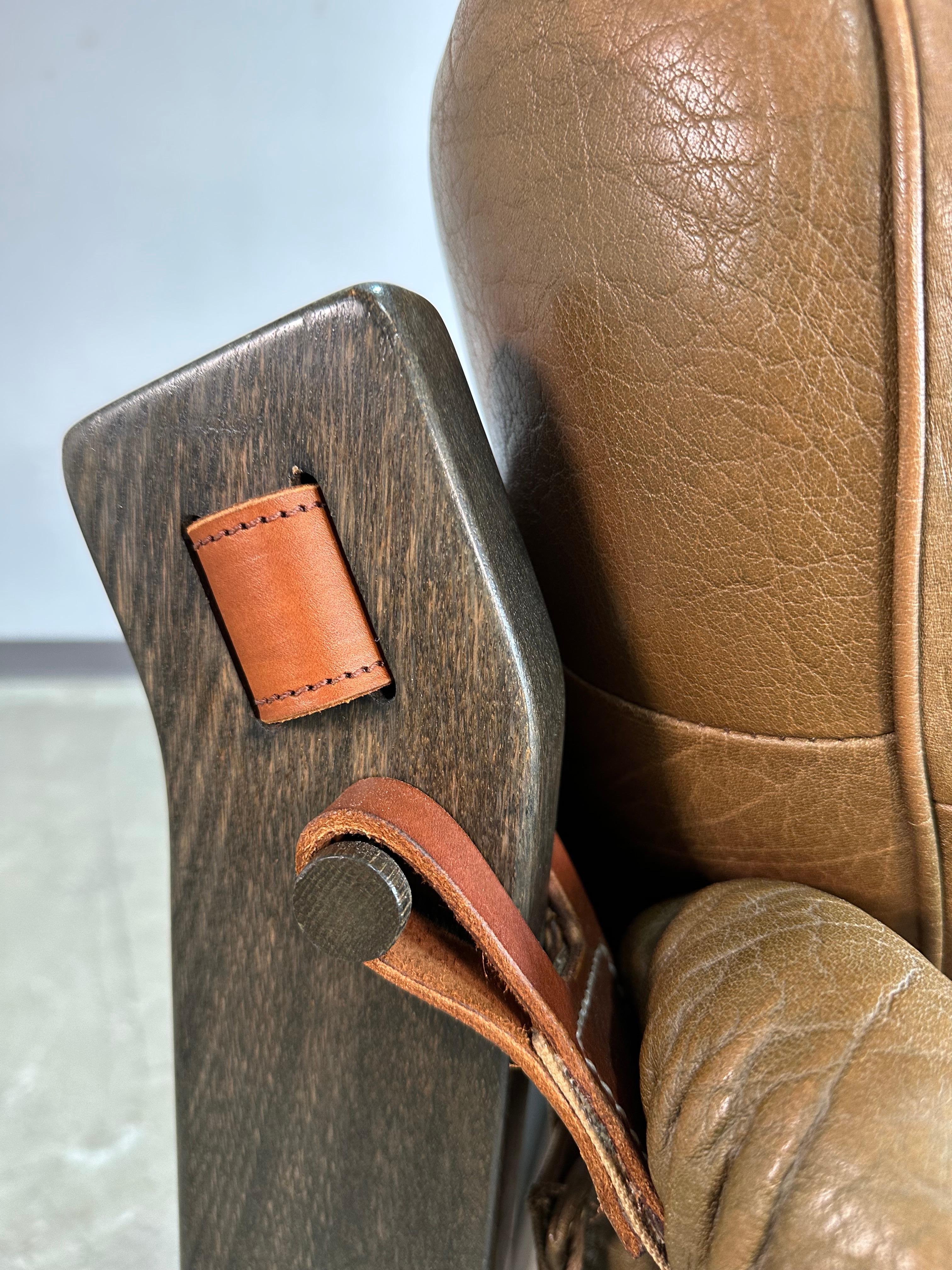 Causeuse scandinave brutaliste du milieu du siècle en chêne et cuir en vente 3