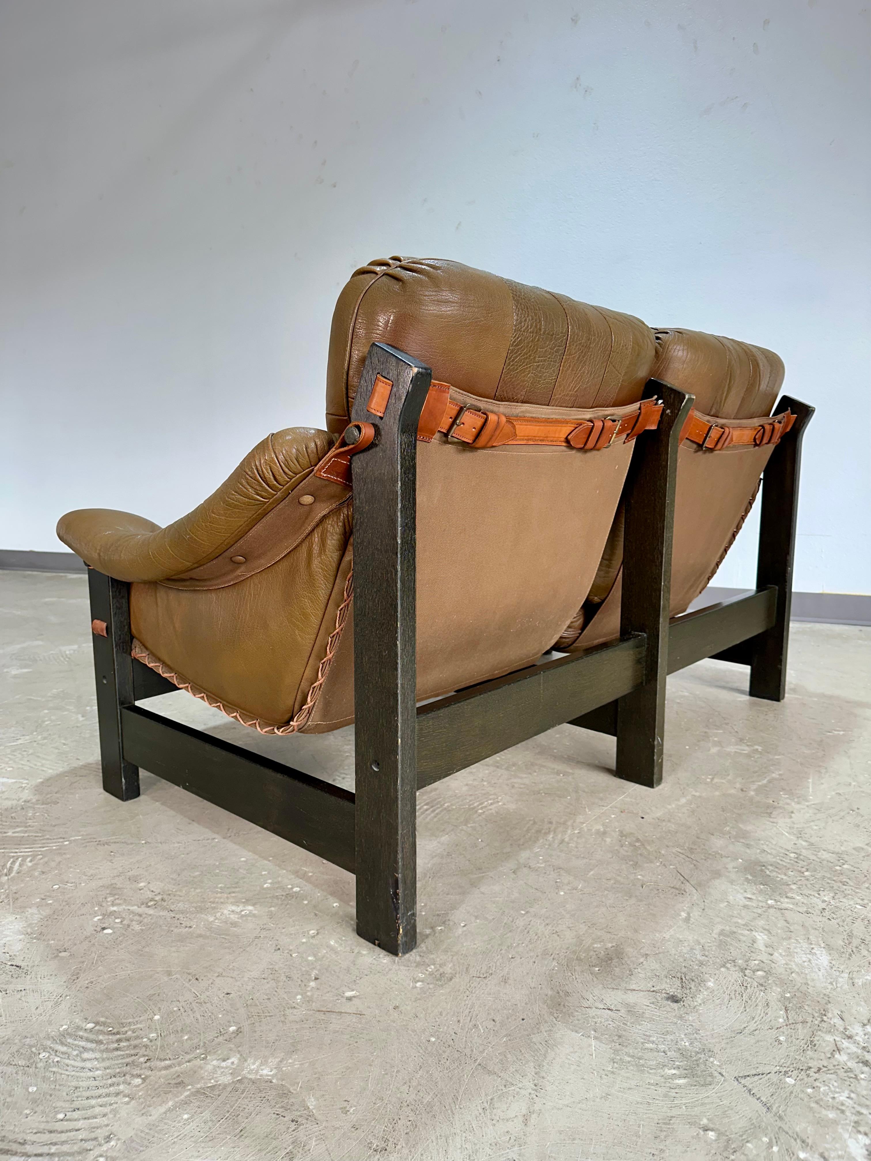 Brutalisme Causeuse scandinave brutaliste du milieu du siècle en chêne et cuir en vente