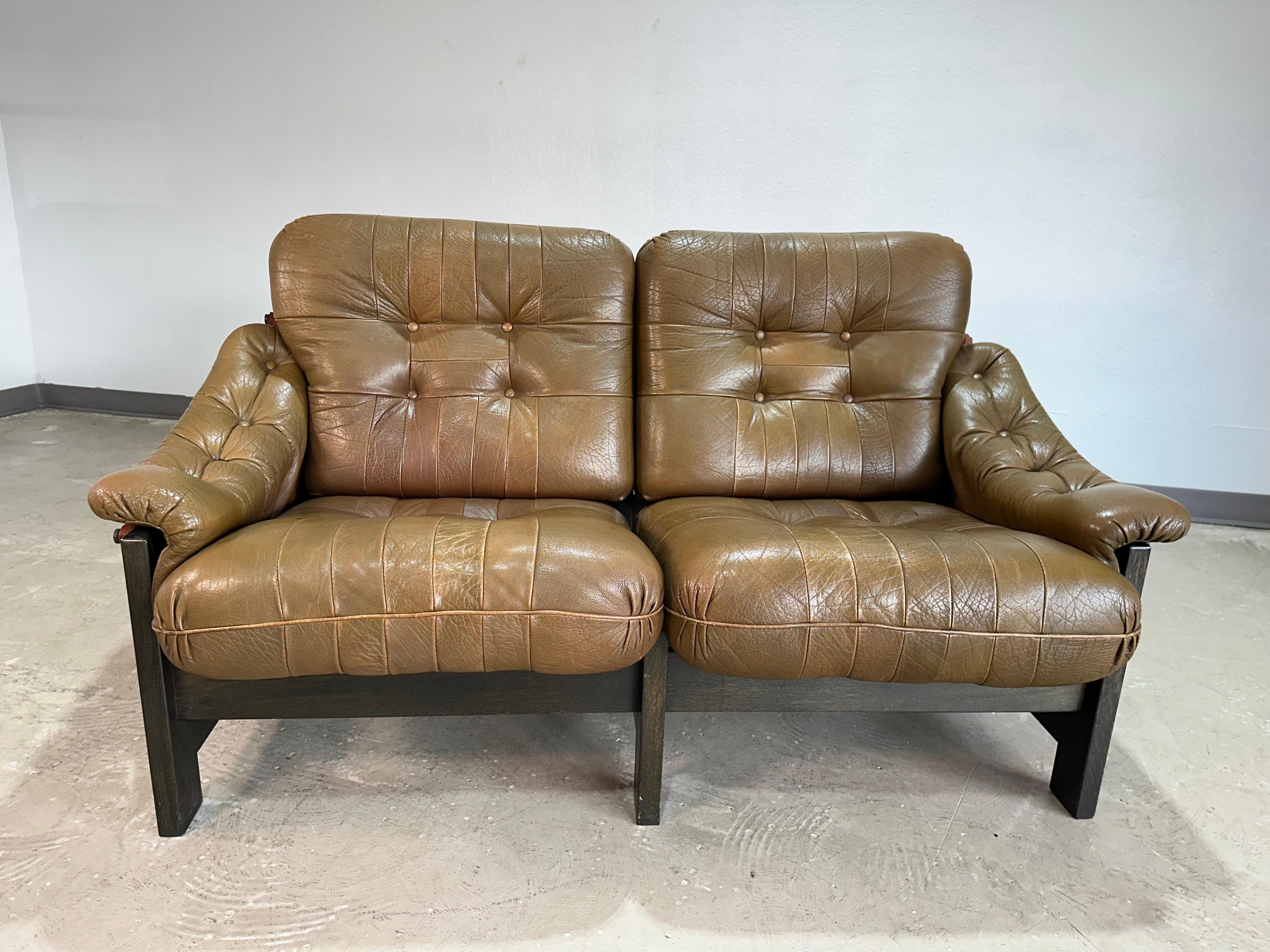 Ébénisé Causeuse scandinave brutaliste du milieu du siècle en chêne et cuir en vente