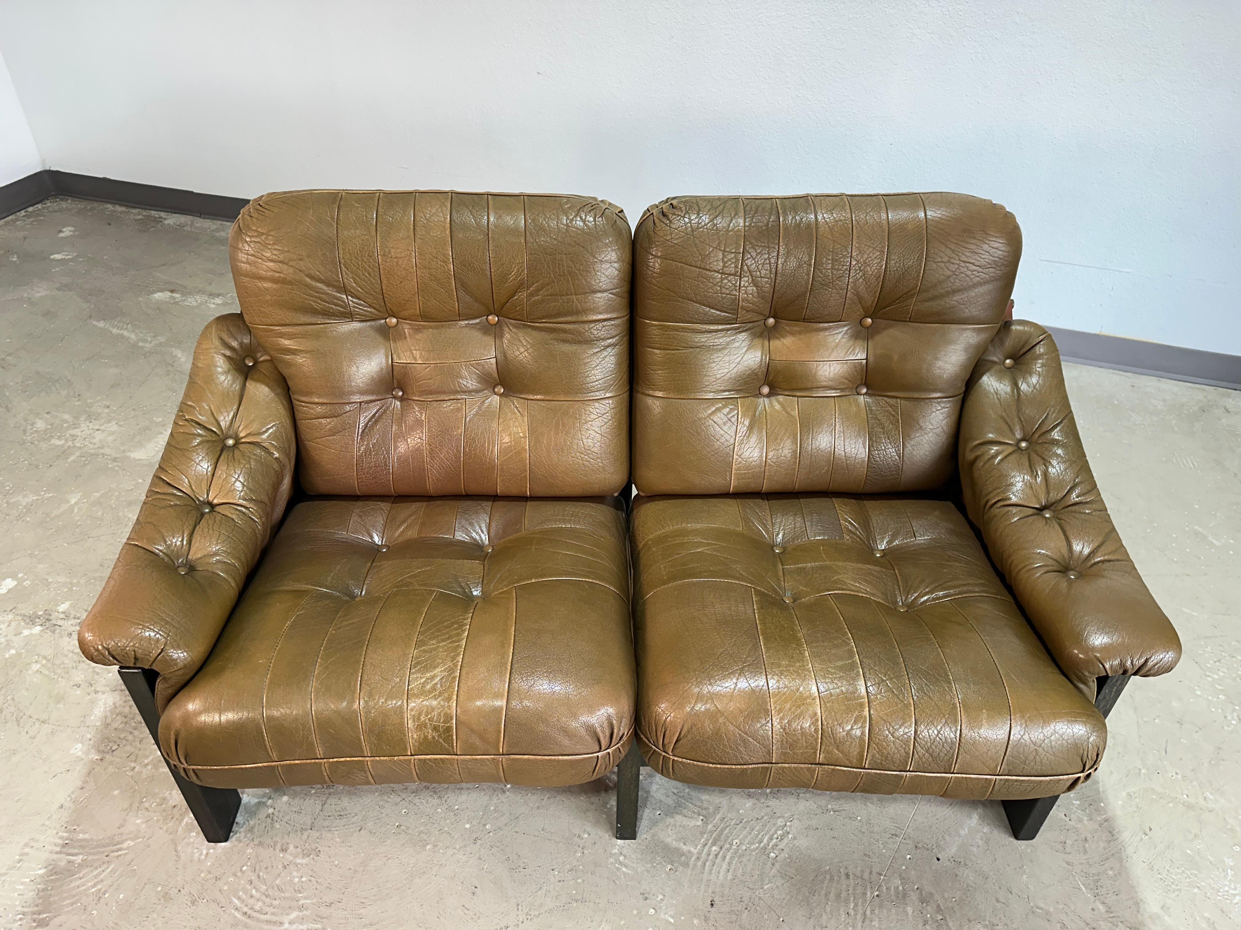 Causeuse scandinave brutaliste du milieu du siècle en chêne et cuir Bon état - En vente à Lutz, FL