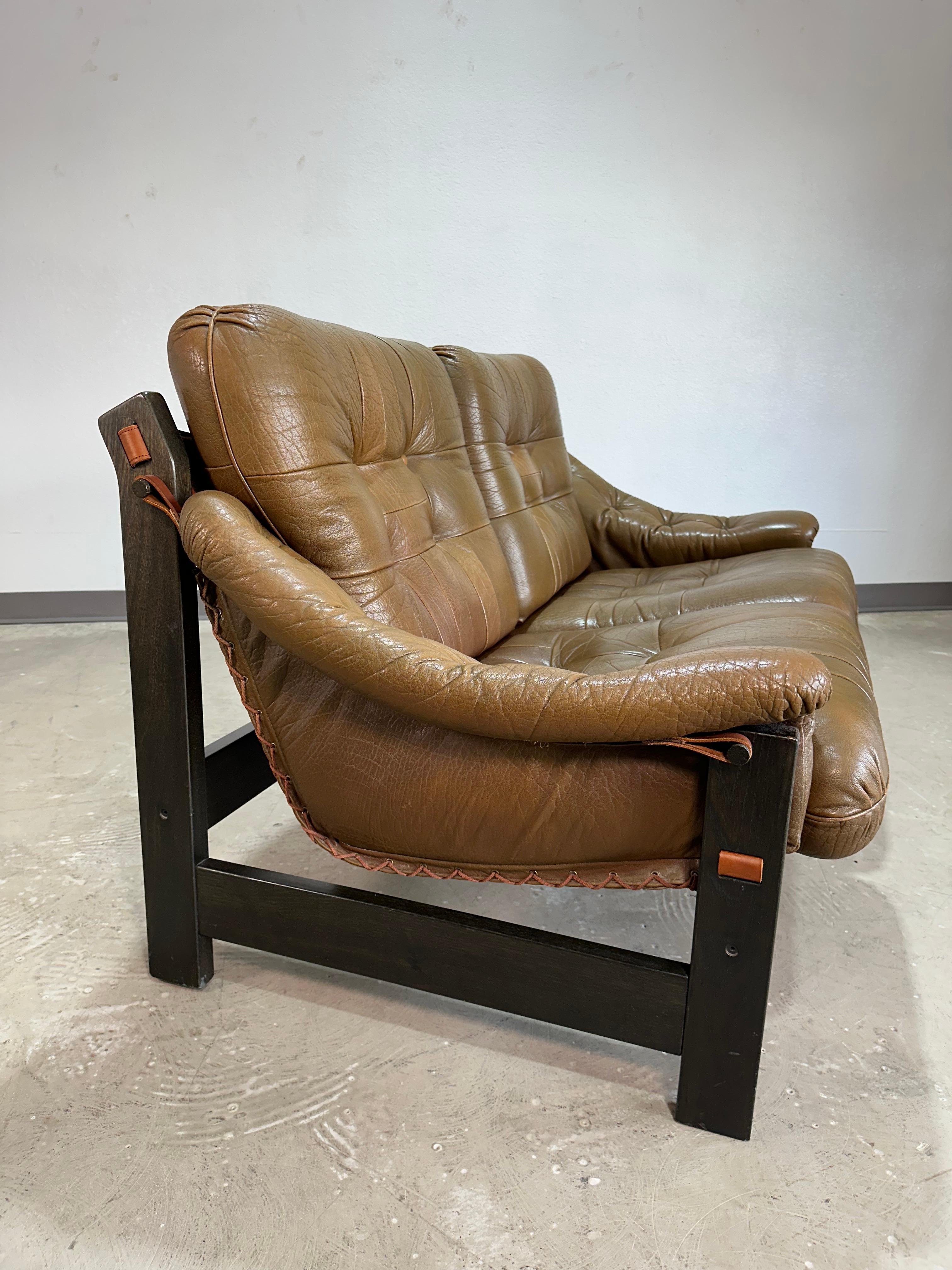 20ième siècle Causeuse scandinave brutaliste du milieu du siècle en chêne et cuir en vente