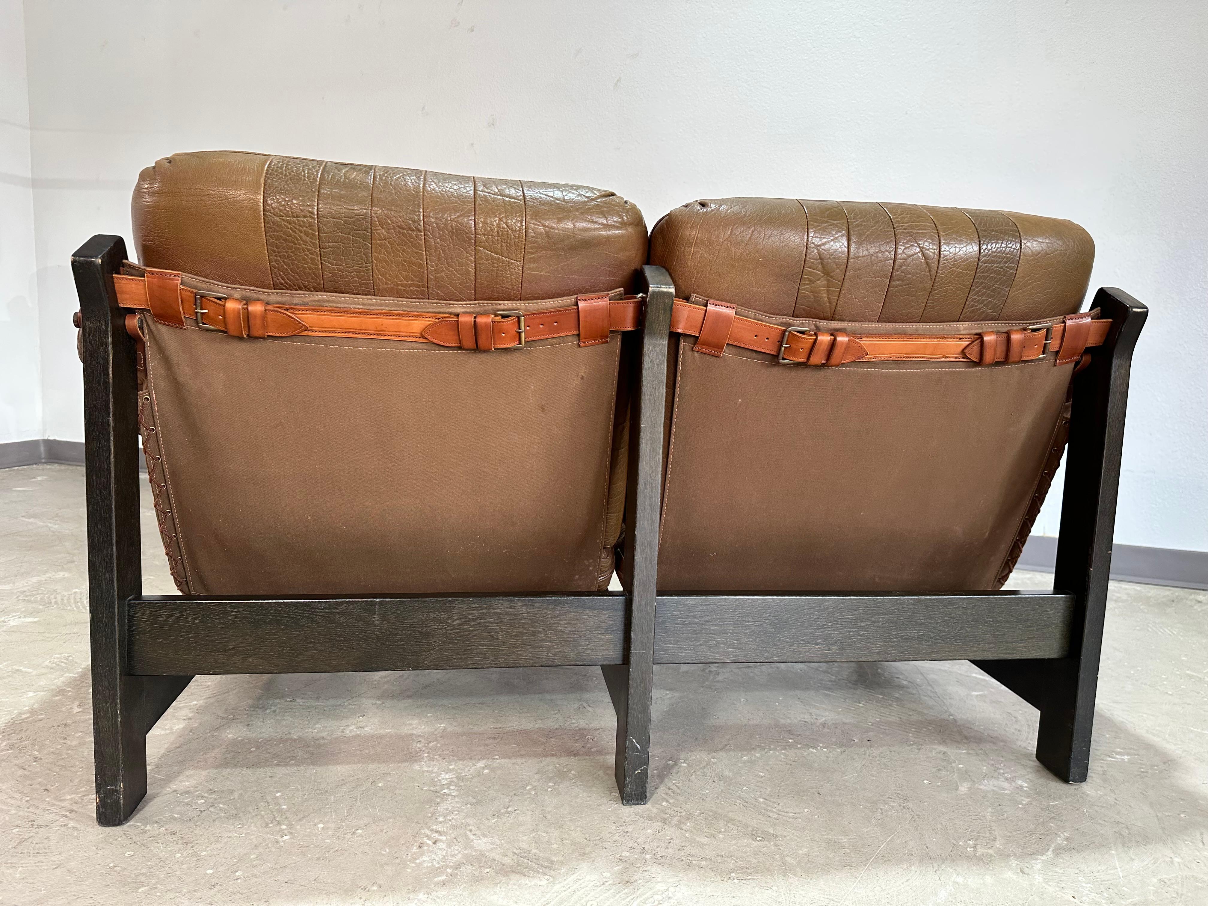 Cuir Causeuse scandinave brutaliste du milieu du siècle en chêne et cuir en vente