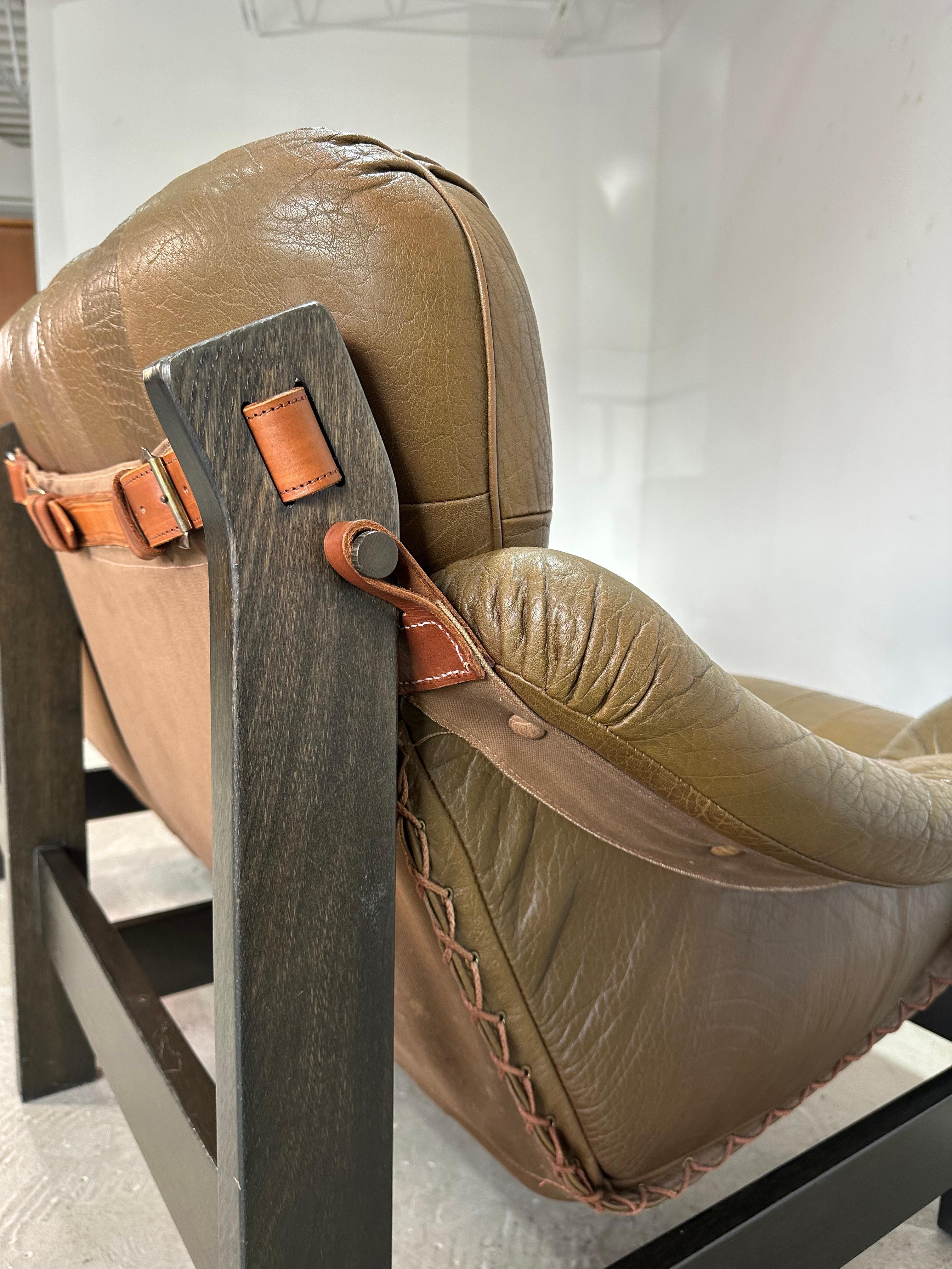 Causeuse scandinave brutaliste du milieu du siècle en chêne et cuir en vente 1