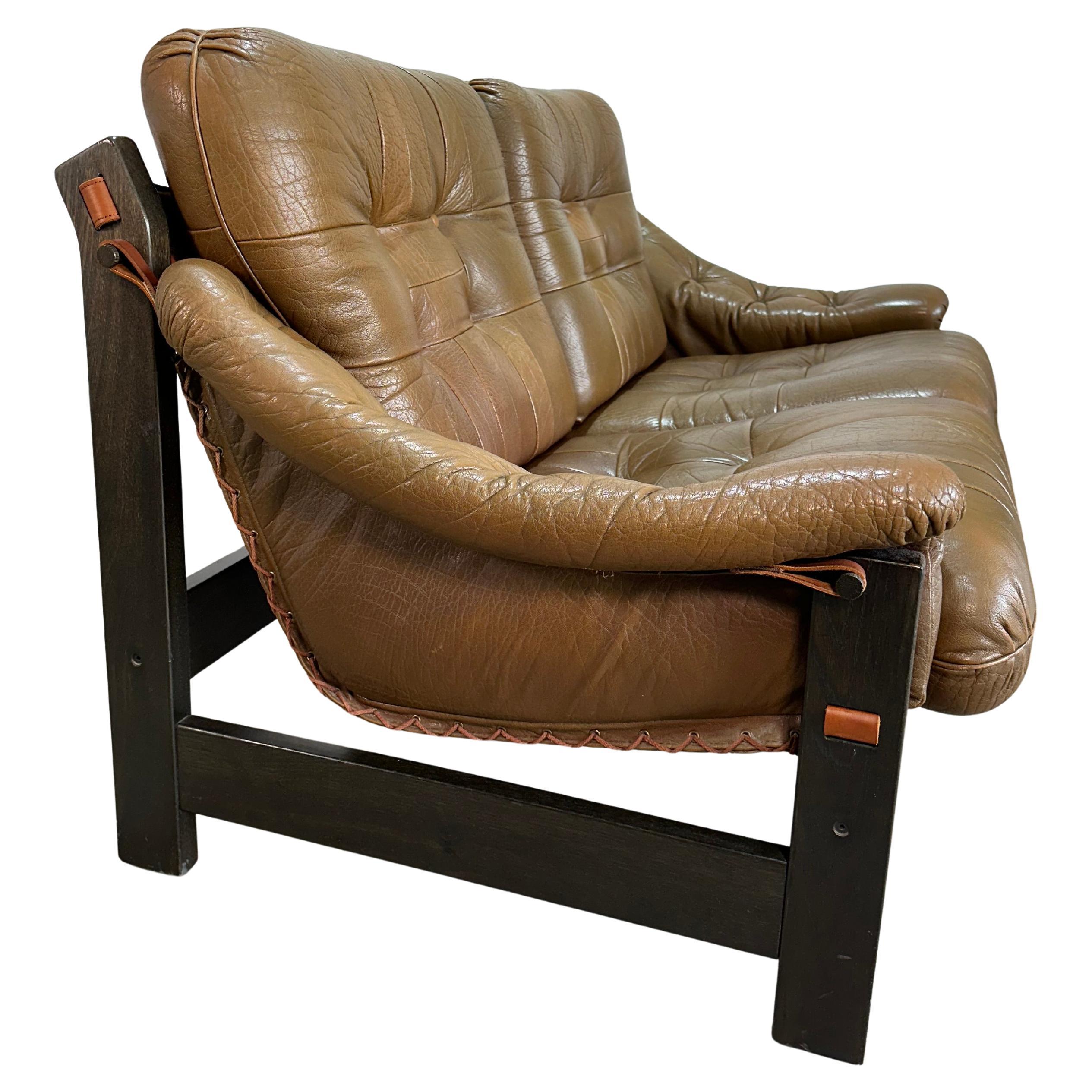 Causeuse scandinave brutaliste du milieu du siècle en chêne et cuir en vente