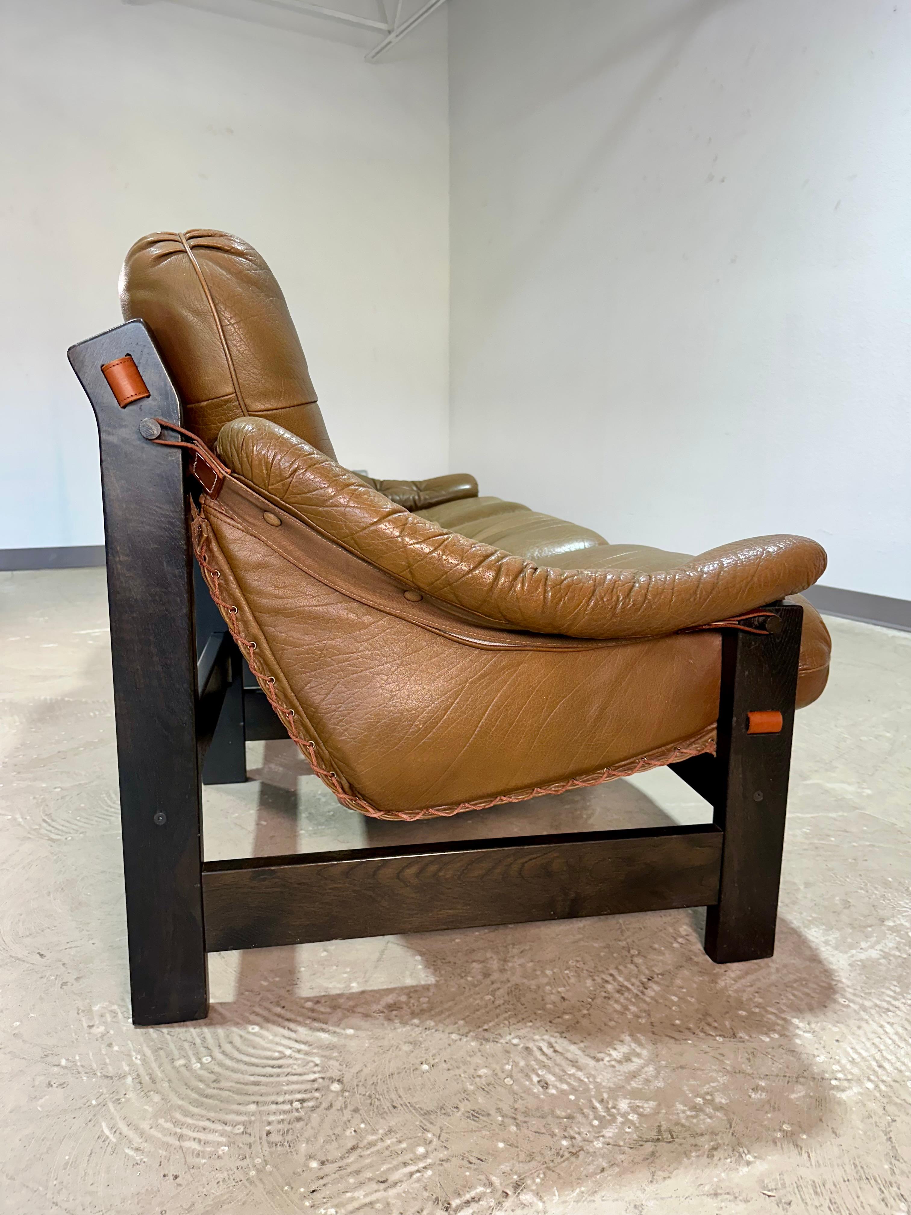 Sofá Escandinavo Brutalista de Roble y Piel de Mediados de Siglo en venta 4