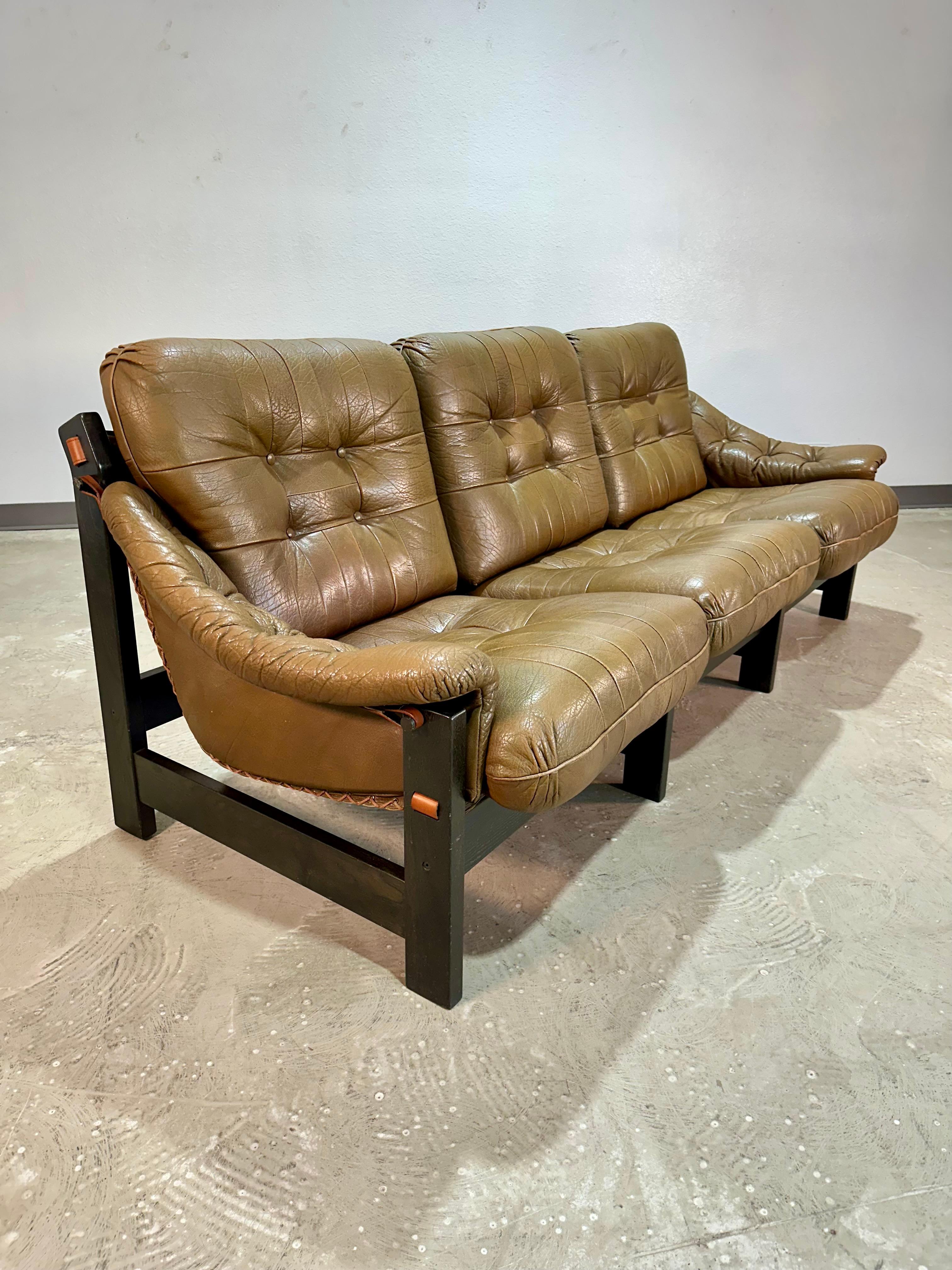 Loveseat Brutalista Danés Vintage de los años 70 de pino teñido y cuero marrón. Recuerda a los diseños brasileños de mediados de siglo y del Brutalismo, como los de Percival Lafer. Este sofá bajo de pino, único y probablemente hecho a medida, es tan