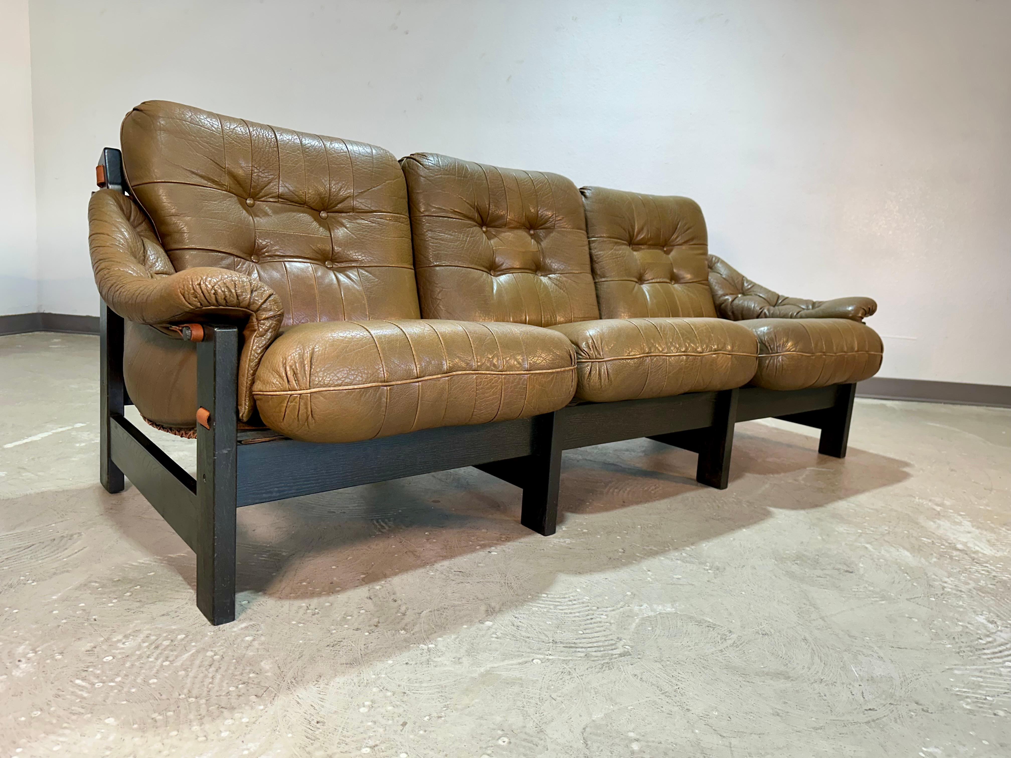 Sofá Escandinavo Brutalista de Roble y Piel de Mediados de Siglo Ebonizado en venta