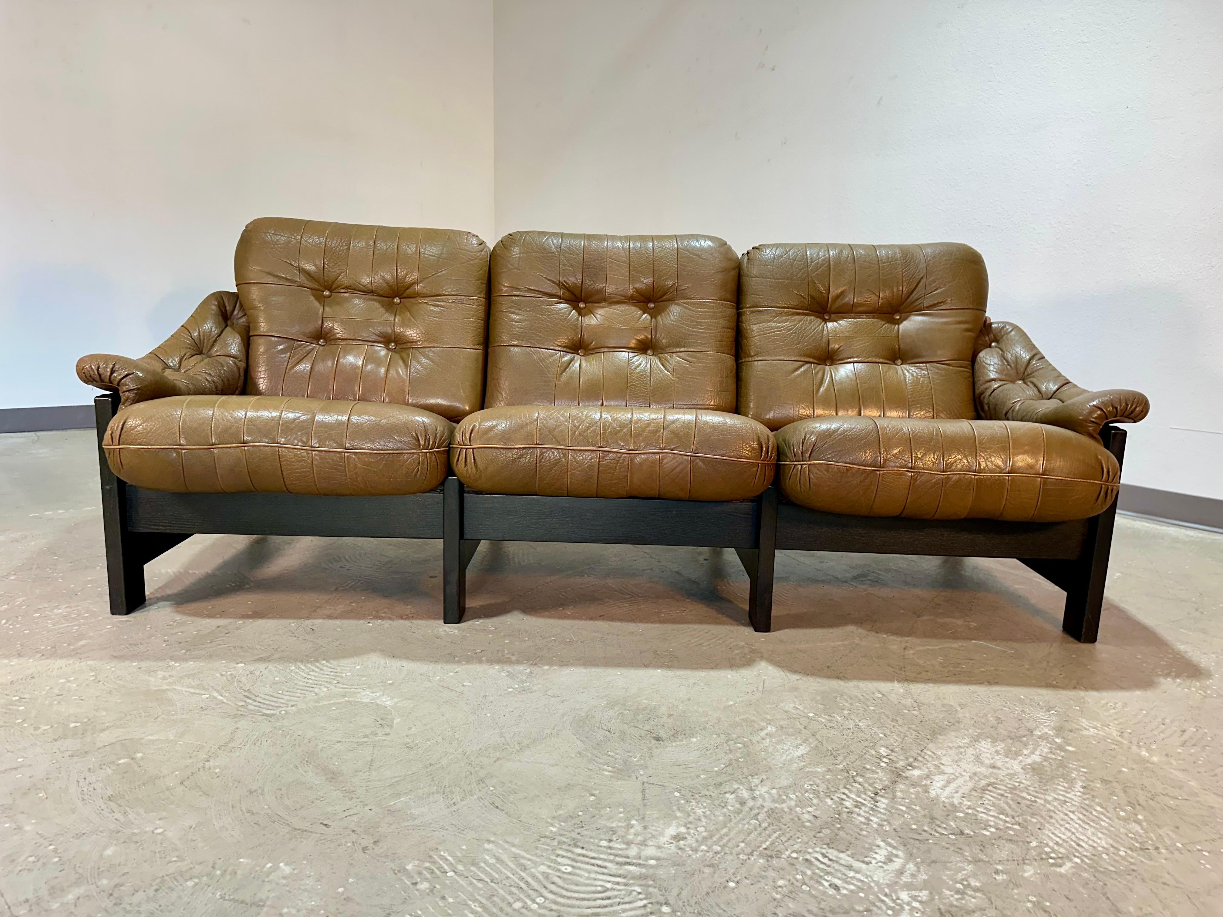 Sofá Escandinavo Brutalista de Roble y Piel de Mediados de Siglo en Bueno estado para la venta en Lutz, FL