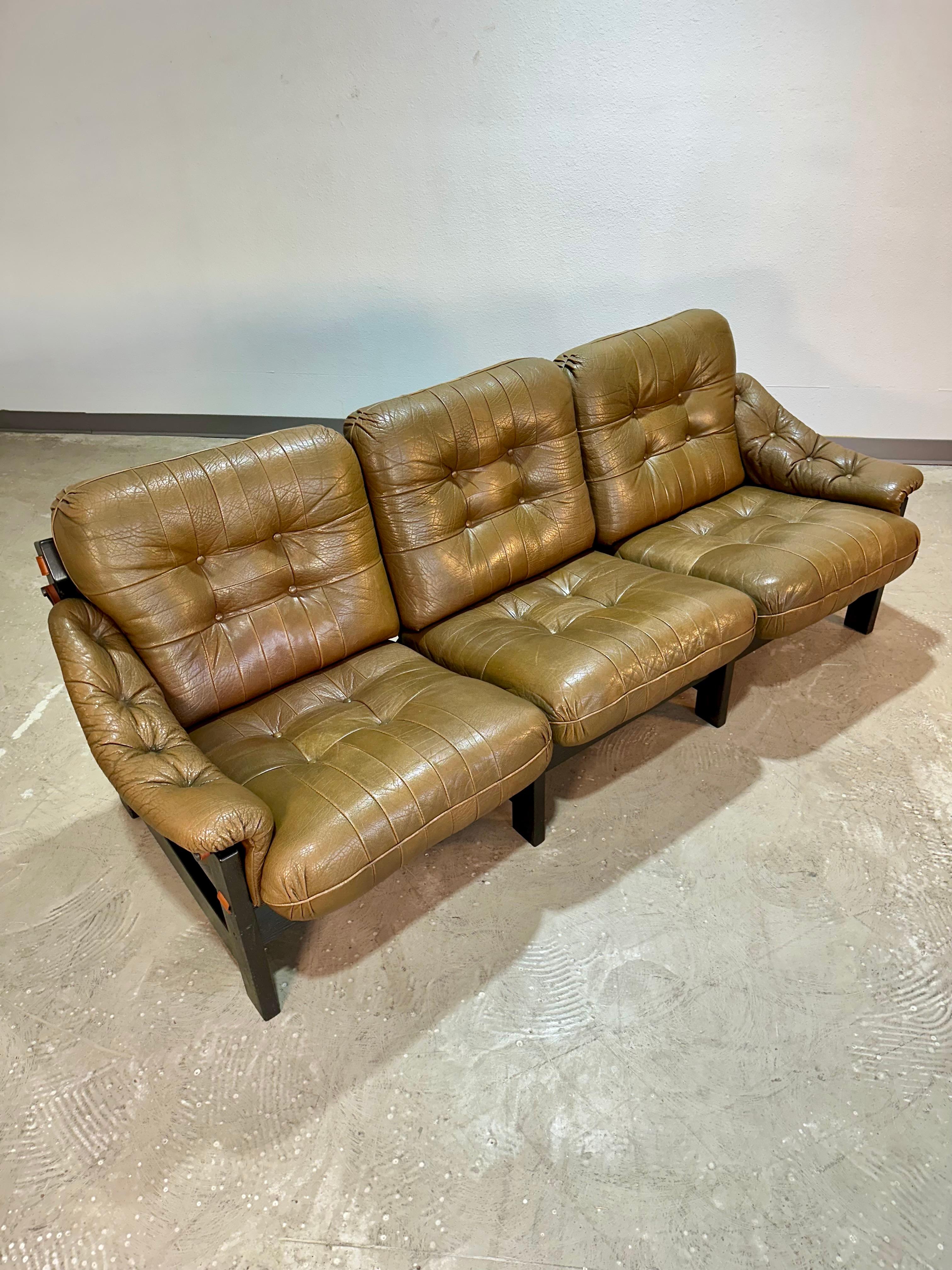 Sofá Escandinavo Brutalista de Roble y Piel de Mediados de Siglo siglo XX en venta