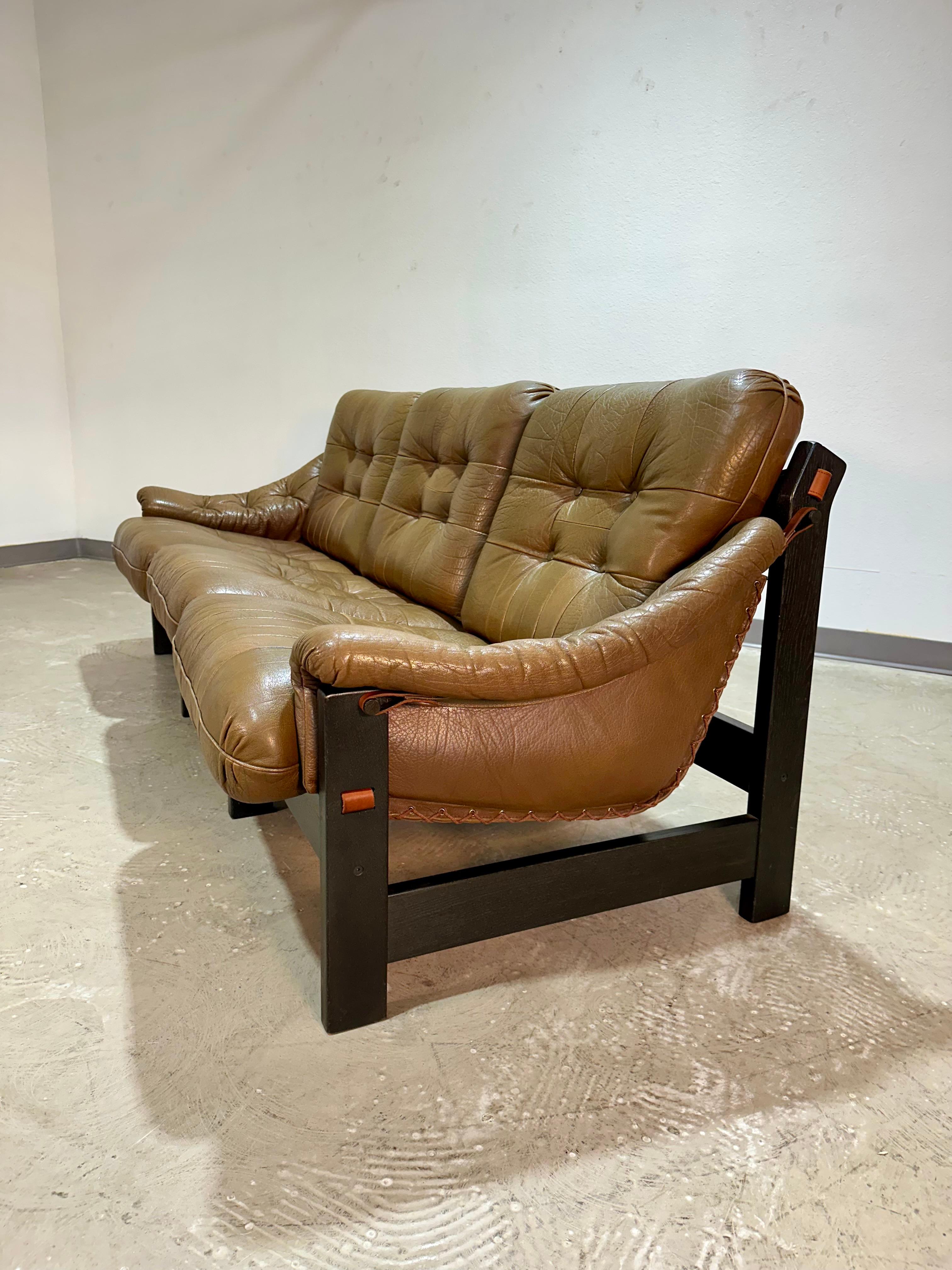 Sofá Escandinavo Brutalista de Roble y Piel de Mediados de Siglo Cuero en venta