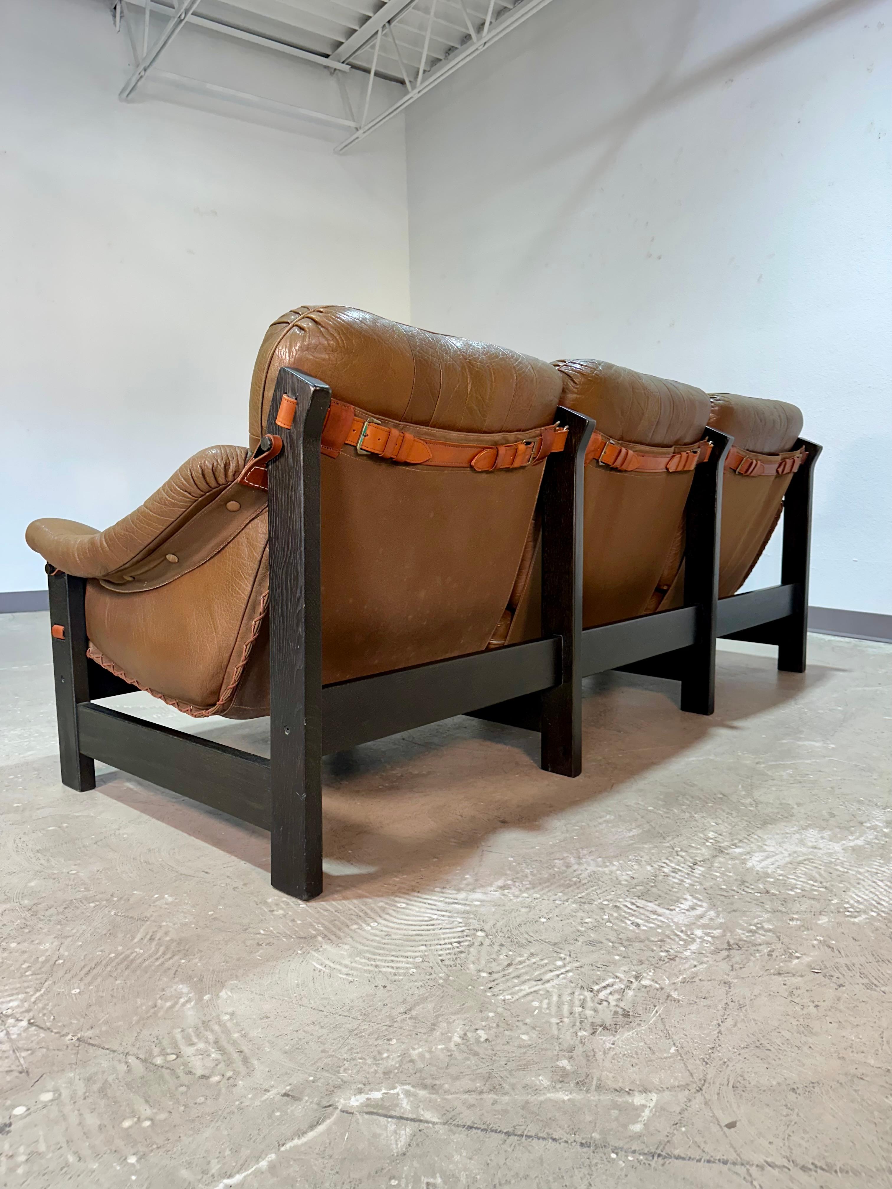 Sofá Escandinavo Brutalista de Roble y Piel de Mediados de Siglo en venta 1