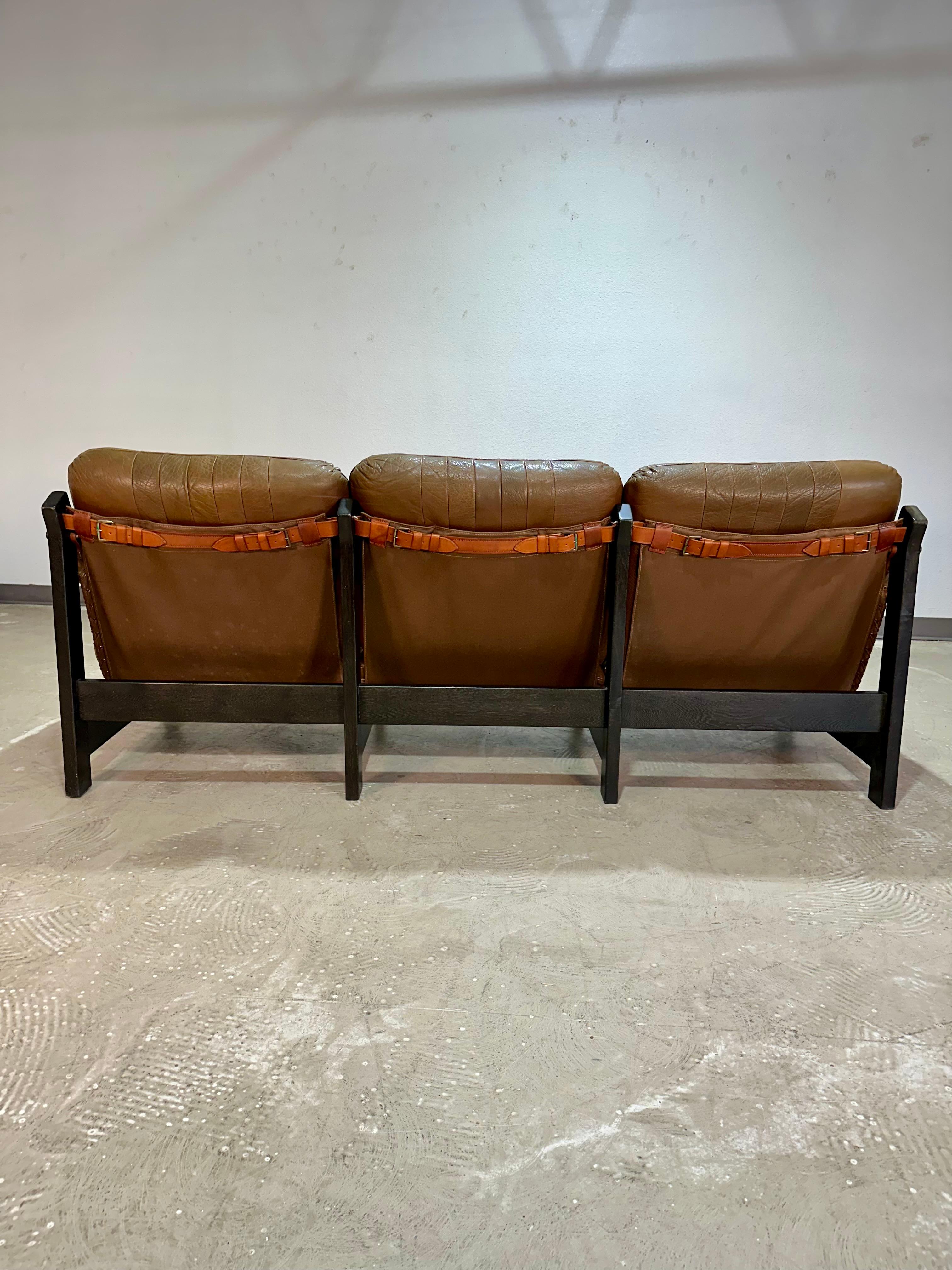 Sofá Escandinavo Brutalista de Roble y Piel de Mediados de Siglo en venta 2