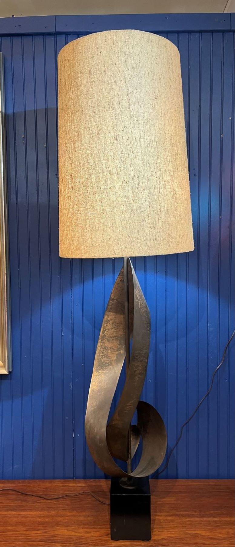 Mid Century Brutalist Sculptural Lamp Designed By Richard Barr for Laurel C.1960 In Good Condition For Sale In Bernville, PA