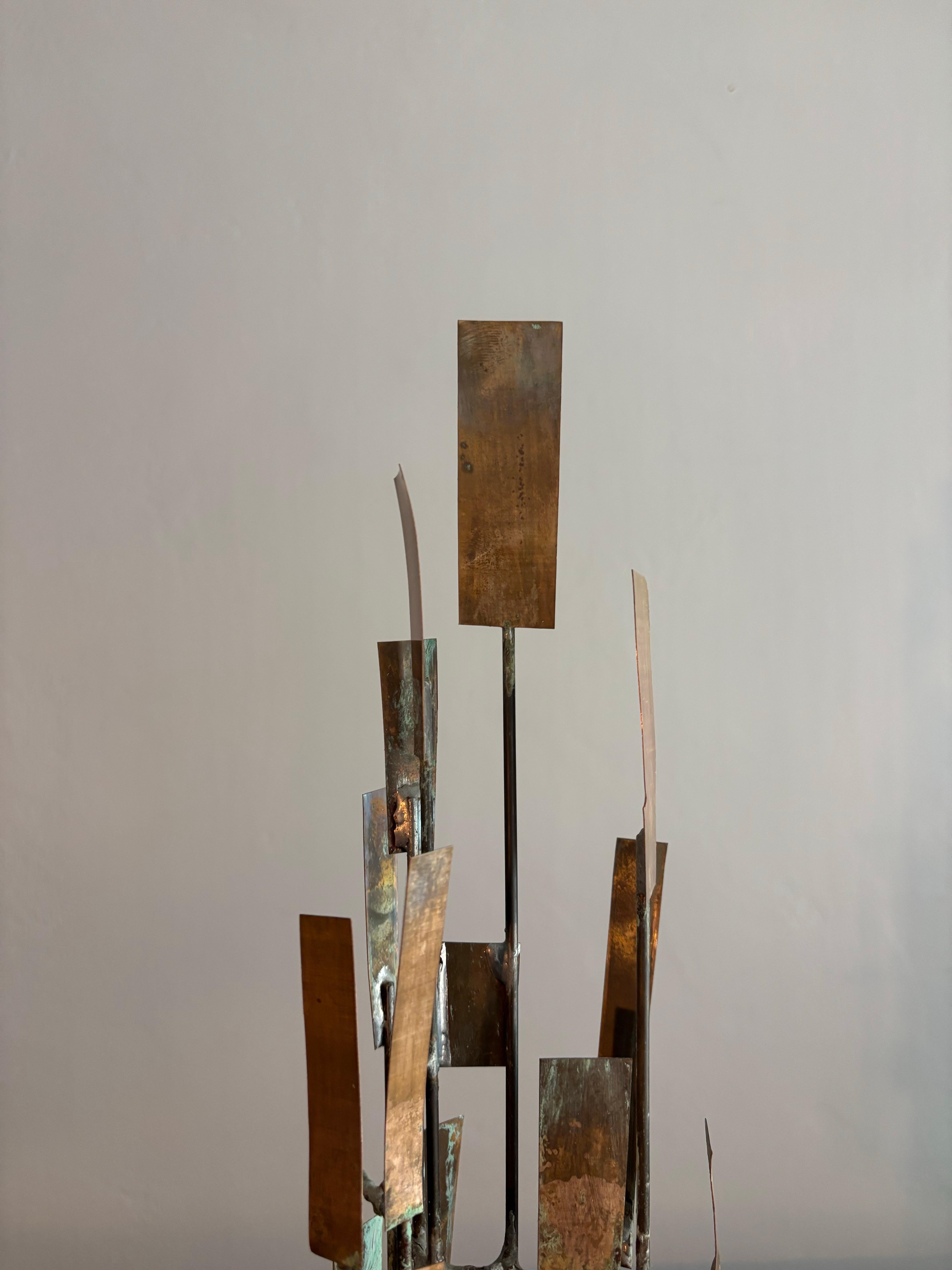 Eccezionale scultura in metallo di epoca brutalista. Utilizza un mix di aste e piatti per creare una rappresentazione scultorea di un albero. 

Simili nel design e indubbiamente ispirate alle opere di grandi artisti come Harry Bertoia, William