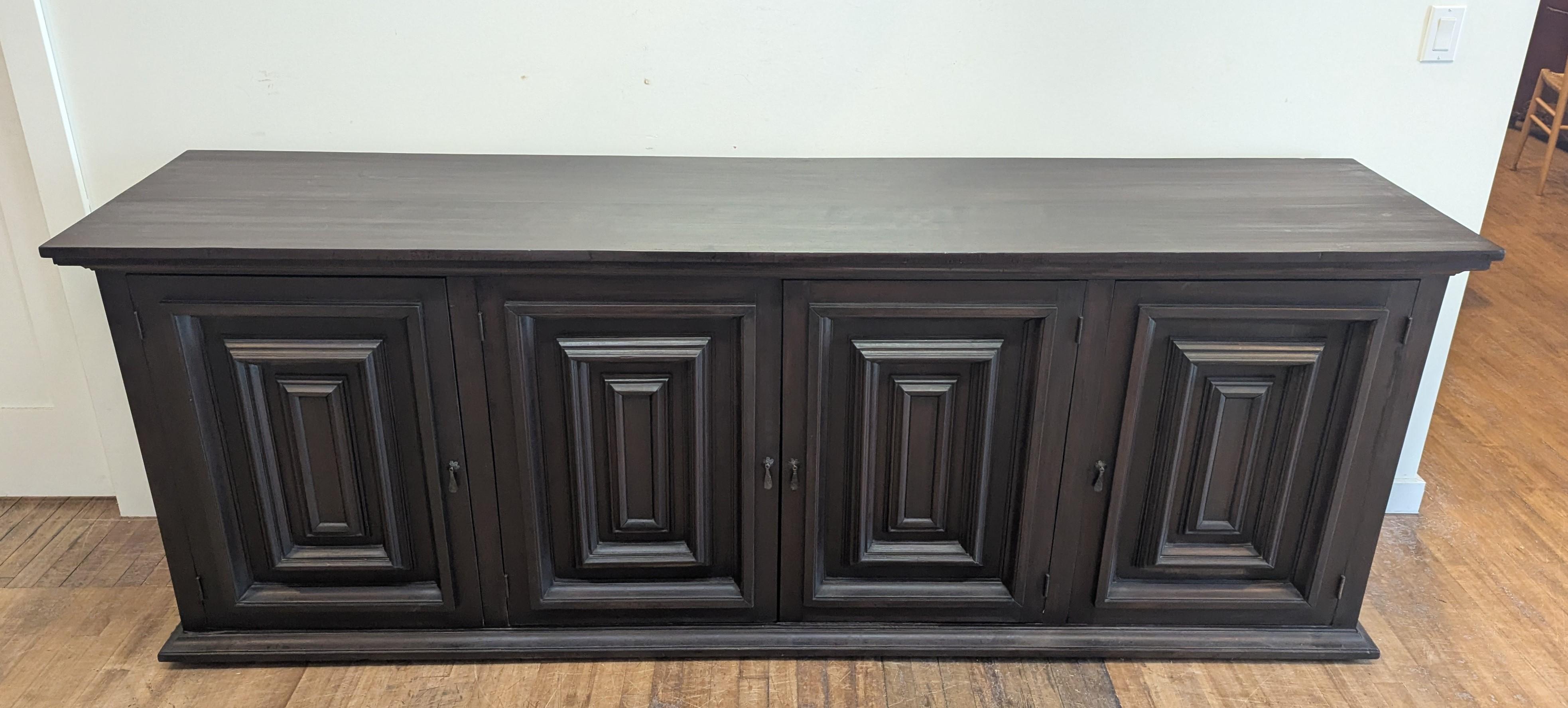 Credenza brutalista di metà secolo.  Spettacolare credenza brutalista d'epoca della metà del secolo.  Le ante a pannello con cornice spessa due pollici sono dotate di tiretti in ferro martellati a mano.  Il design utilizza modanature incorniciate a