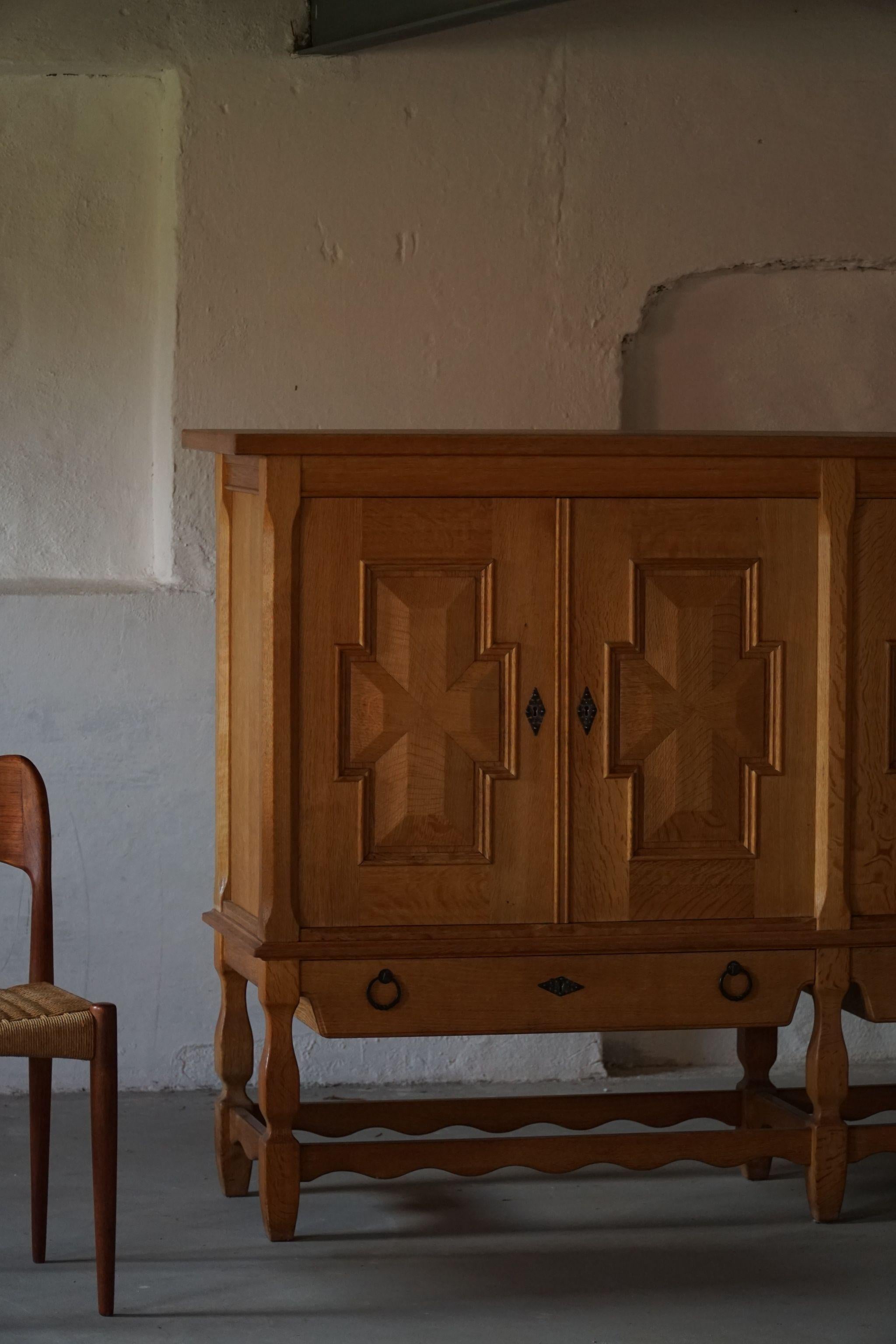 Brutalistisches Sideboard aus massiver Eiche aus der Mitte des Jahrhunderts, dänischer Schreiner, hergestellt in den 1950er Jahren im Angebot 3