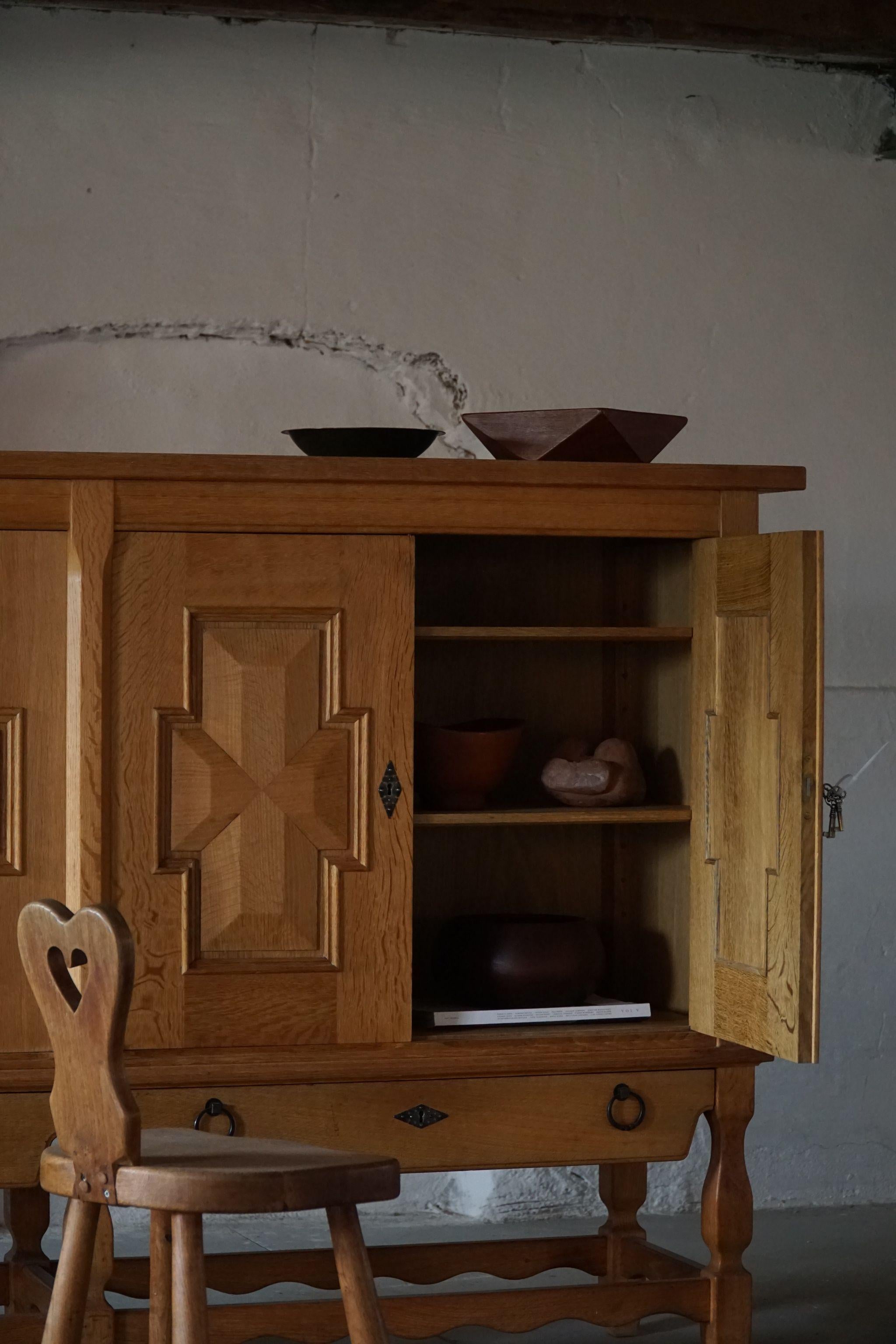 Mid Century Brutalist Sideboard in Solid Oak, Danish Cabinetmaker, Made in 1950s In Good Condition For Sale In Odense, DK