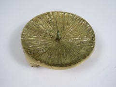 Brutalista de mediados de siglo Portavelas de latón macizo con base trípode, años 60-70