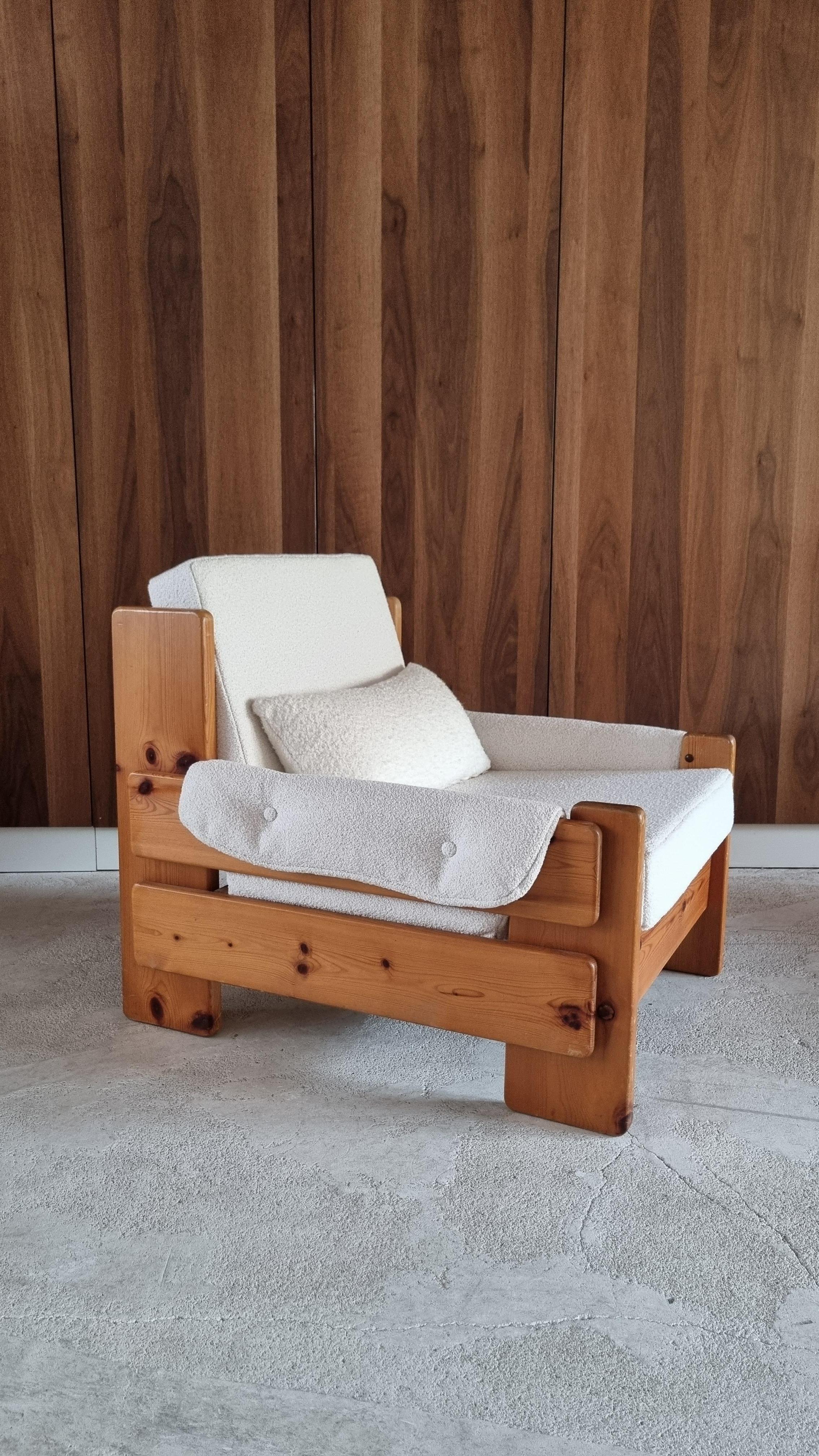 Chaise de salon en pin massif, de style Brutal, datant du milieu du siècle dernier. Nouveau revêtement en tissu blanc Ortello Blouclé. Suède, vers 1970. S'intègre parfaitement dans un intérieur contemporain !
