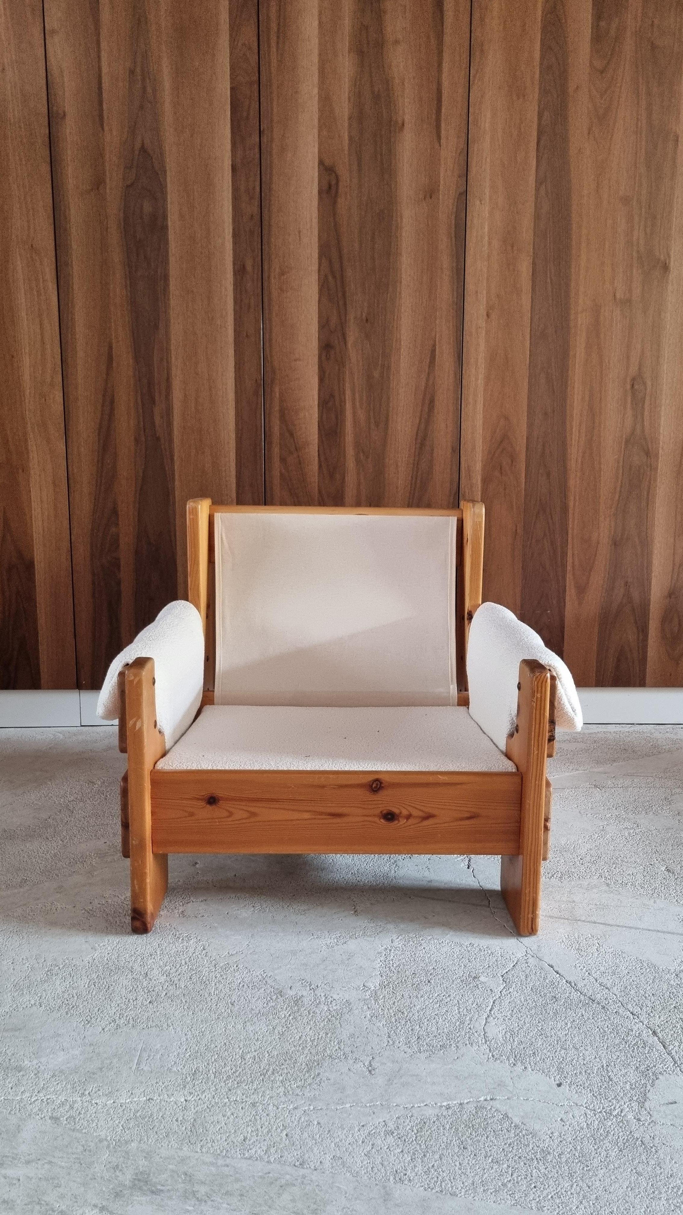 Bouclé Fauteuil de salon en pin massif brutaliste du milieu du siècle dernier, Suède, 1970 en vente