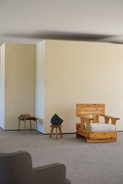 Fauteuil de salon brutaliste du milieu du siècle dernier en pin massif avec nouveau tissu d'ameublement, Suède, 1970