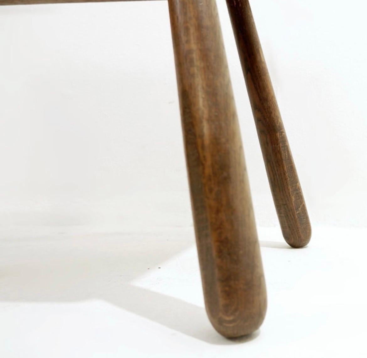 Francese Tavolino in legno massiccio brutalista di metà secolo - anni '60 in vendita