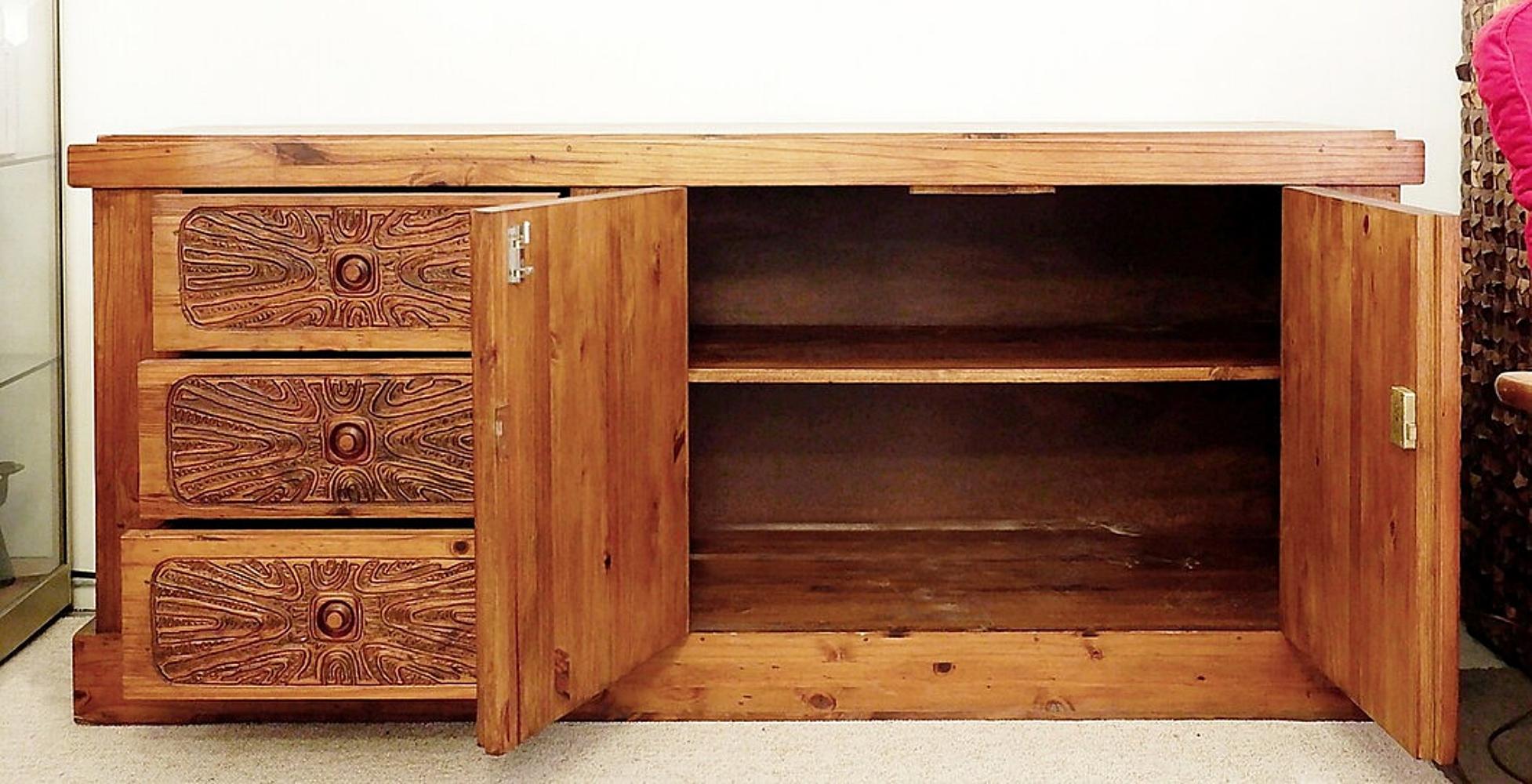 Legno Credenza in legno massiccio brutalista di metà secolo in vendita