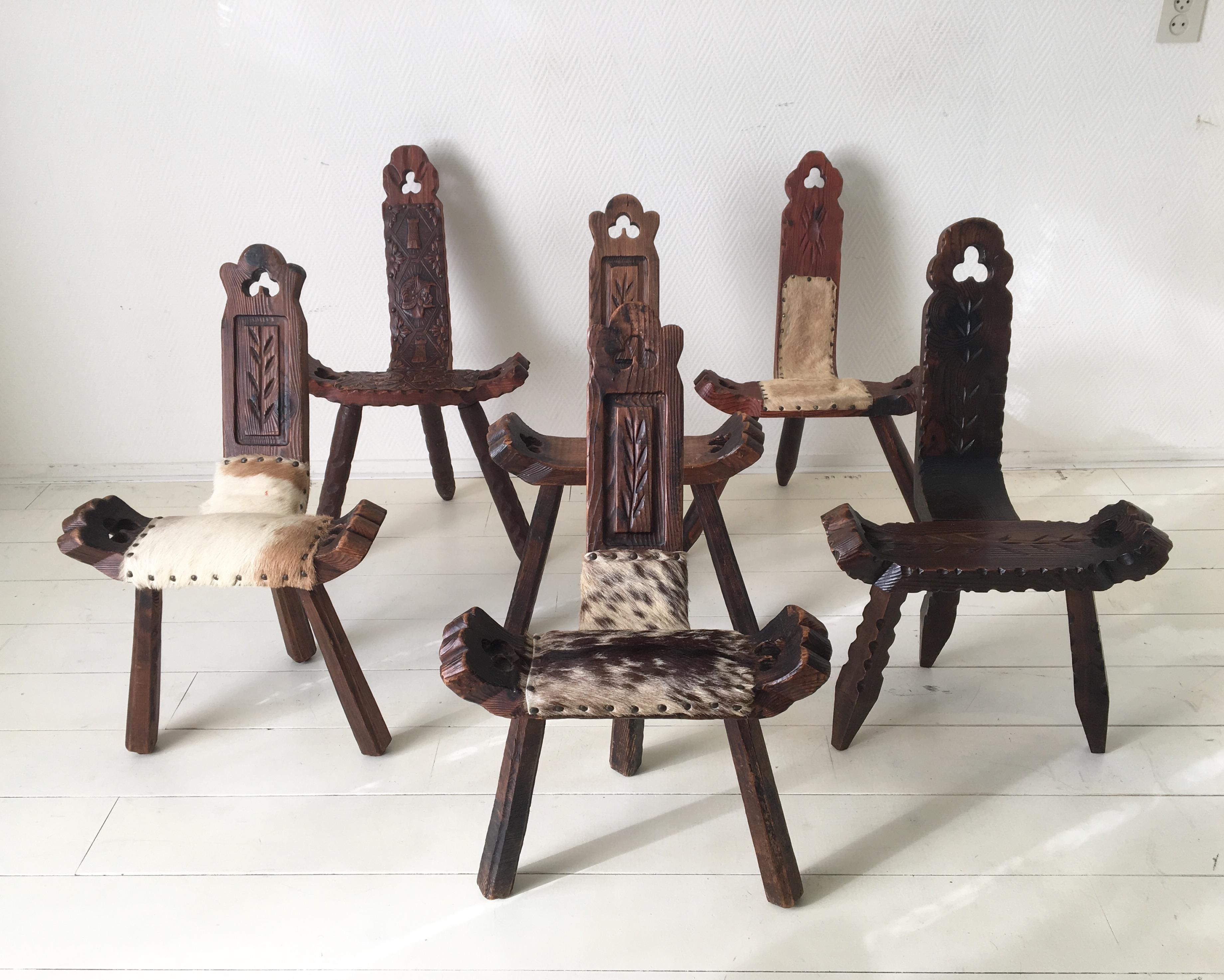 6 gorgeous pieces available. (2 completely in wood, one in wood and leather and 3 with hide). The chairs/stools are in good condition, with some signs of age and use (see: images). The chairs feature a patented fixing device (see: image). Easy to